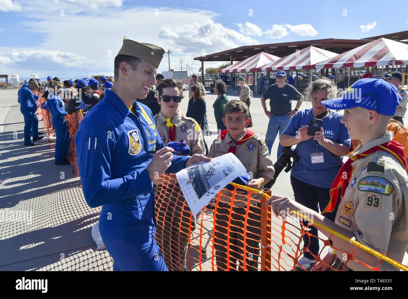 EL Centro, Kalifornien (2. März 2019) - Lt.Cmdr. Brandon Hempler, Lead Solo für den Blauen Engel, Autogramme für Pfadfinder aus Pfadfinder BSA bei einem Frühstück bei Naval Air Facility (NAF) El Centro. Der Blaue Engel sind die Durchführung von winter Training an NAF El Centro, Kalifornien, in der Vorbereitung für die Saison 2019 zeigen. Das Team wird voraussichtlich 61 Flugvorführungen an 32 Standorten im Land der Stolz und die Professionalität der US Navy und Marine Corps zur Schau zu stellen, die amerikanische Öffentlichkeit auf die im Jahr 2019 durchzuführen. Stockfoto
