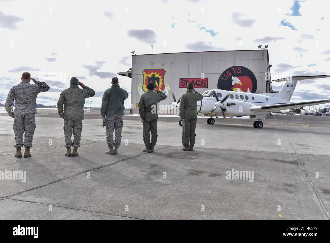 Führung von der 173Rd Fighter Wing Gruß US Air Force Brig. Gen. Donna Prigmore, California Air National Guard Commander, wie sie an Kingsley Feld in Klamath Falls, Erz, 1. März 2019 eingegangen ist. Prigmore diente als stellvertretender Kommandeur für die 173Rd FW zuvor, und dies war ihr erster Besuch hier, seit er das Kommando über die ORANG. Stockfoto