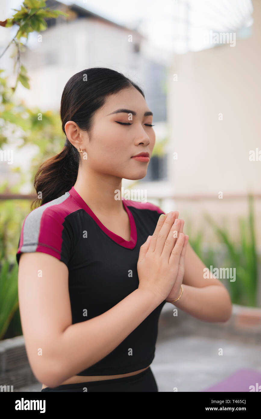 Schöne Frau Yoga im Freien auf der Dachterrasse Stockfoto