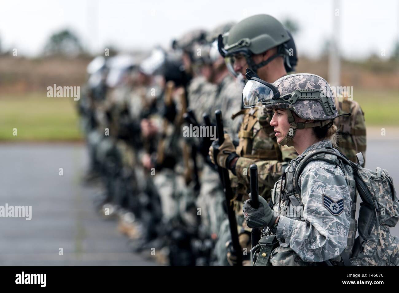 Staff Sgt. Megan Kump mit 167 Sicherheitskräfte Squadron, West Virginia Air National Guard, nimmt in der Führung von Menschenmengen Ausbildung an der Hüterin von Georgien während der PATRIOT South übung, März 4, 2019. PATRIOT ist ein inländischer Betrieb Disaster Response Training durch die National Guard Einheiten arbeiten mit Bundes-, Landes- und lokale Emergency Management Agenturen und Ersthelfer durchgeführt. Stockfoto