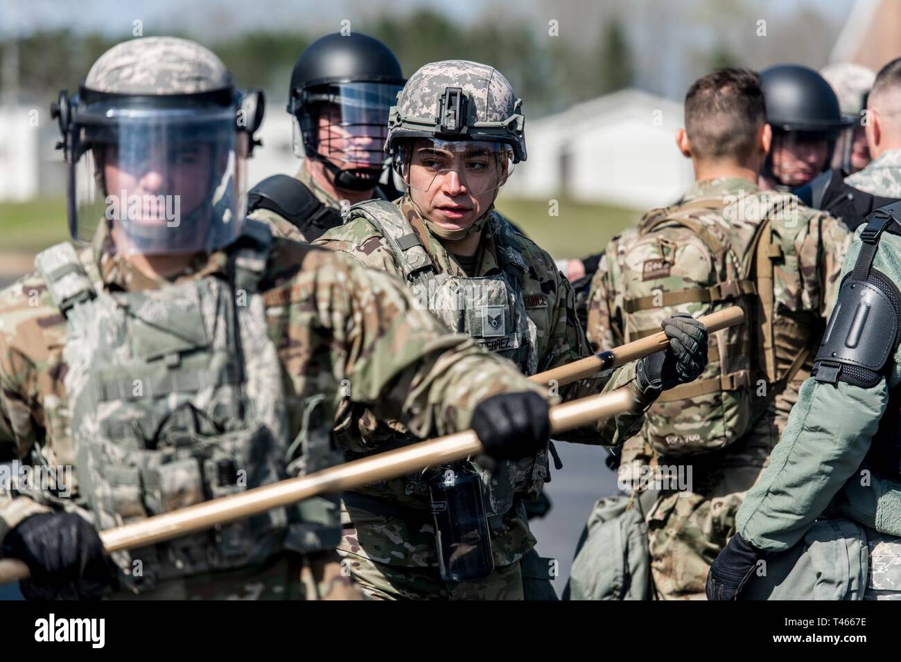 Staff Sgt. Vincent Gutierrez (Mitte) mit dem 142 Sicherheitskräfte Squadron, California Air National Guard, nimmt in der Führung von Menschenmengen Ausbildung an der Hüterin von Georgien während der PATRIOT South übung, März 4, 2019. PATRIOT ist ein inländischer Betrieb Disaster Response Training durch die National Guard Einheiten arbeiten mit Bundes-, Landes- und lokale Emergency Management Agenturen und Ersthelfer durchgeführt. Stockfoto