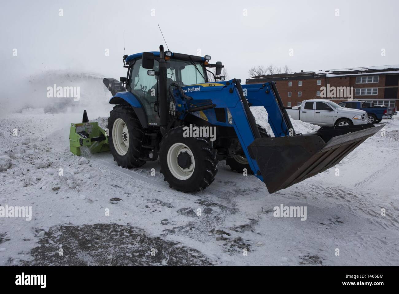 Senior Airman Christopher Schroeder, 5. Bauingenieur Squadron Schneeräumen Teammitglied, Pflüge Schnee am Minot Air Force Base, North Dakota, 4. März 2019. Die schneeräumung Team arbeitet rund um die Uhr in den Straßen und Bürgersteige sind gepflügt. Stockfoto