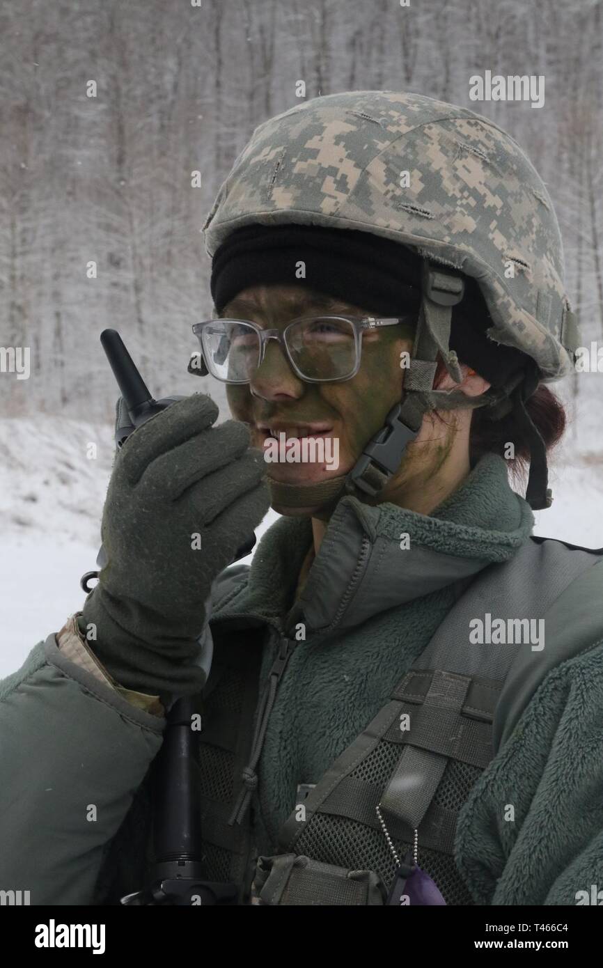 Spc. Madison Glinski, einer Leichenhalle Angelegenheiten Spezialist in 316 der US-Armee finden Expeditionary Sustainment Command konkurriert im 2019 316 WSA besten Krieger Wettbewerb im Camp Dawson, West Virginia. März 4-8. Der jährliche Wettbewerb läuft junior Soldaten Soldaten durch Dutzende von Basic und zur Bekämpfung der Fähigkeiten, körperliche und geistige Herausforderungen zu überwinden. Stockfoto