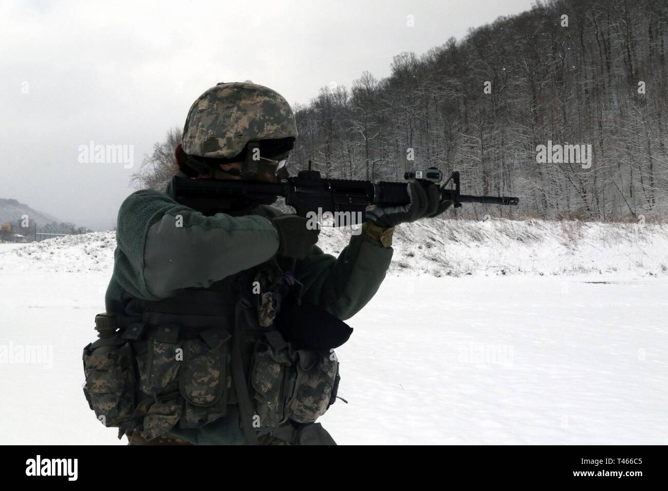 Spc. Madison Glinski, einer Leichenhalle Angelegenheiten Spezialist in 316 der US-Armee finden Expeditionary Sustainment Command konkurriert im 2019 316 WSA besten Krieger Wettbewerb im Camp Dawson, West Virginia. März 4-8. Der jährliche Wettbewerb läuft junior Soldaten Soldaten durch Dutzende von Basic und zur Bekämpfung der Fähigkeiten, körperliche und geistige Herausforderungen zu überwinden. Stockfoto