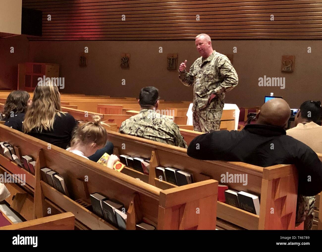 PENSACOLA, Fla.-- Naval Air Station (NAS) Pensacola befehlshabenden Offizier, Kapitän Chrisopher Martin Adressen öffentlich-privaten Gemeinschaftsunternehmen (PPV) Gehäuse Bewohner während ein Town Hall Meeting am 5. März in der NAS Pensacola Corry Station Kapelle. Die Town hall Meeting, entworfen, um Informationen zu PPV Bewohner zum Melden und das Gehäuse mit Hilfe der Kommandant, Marine Installationen Befehl (CNIC) Eskalationsprozess lösen, folgte einem ähnlichen Rathaus Sitzung an Bord der NAS Pensacola 4. März statt. Stockfoto