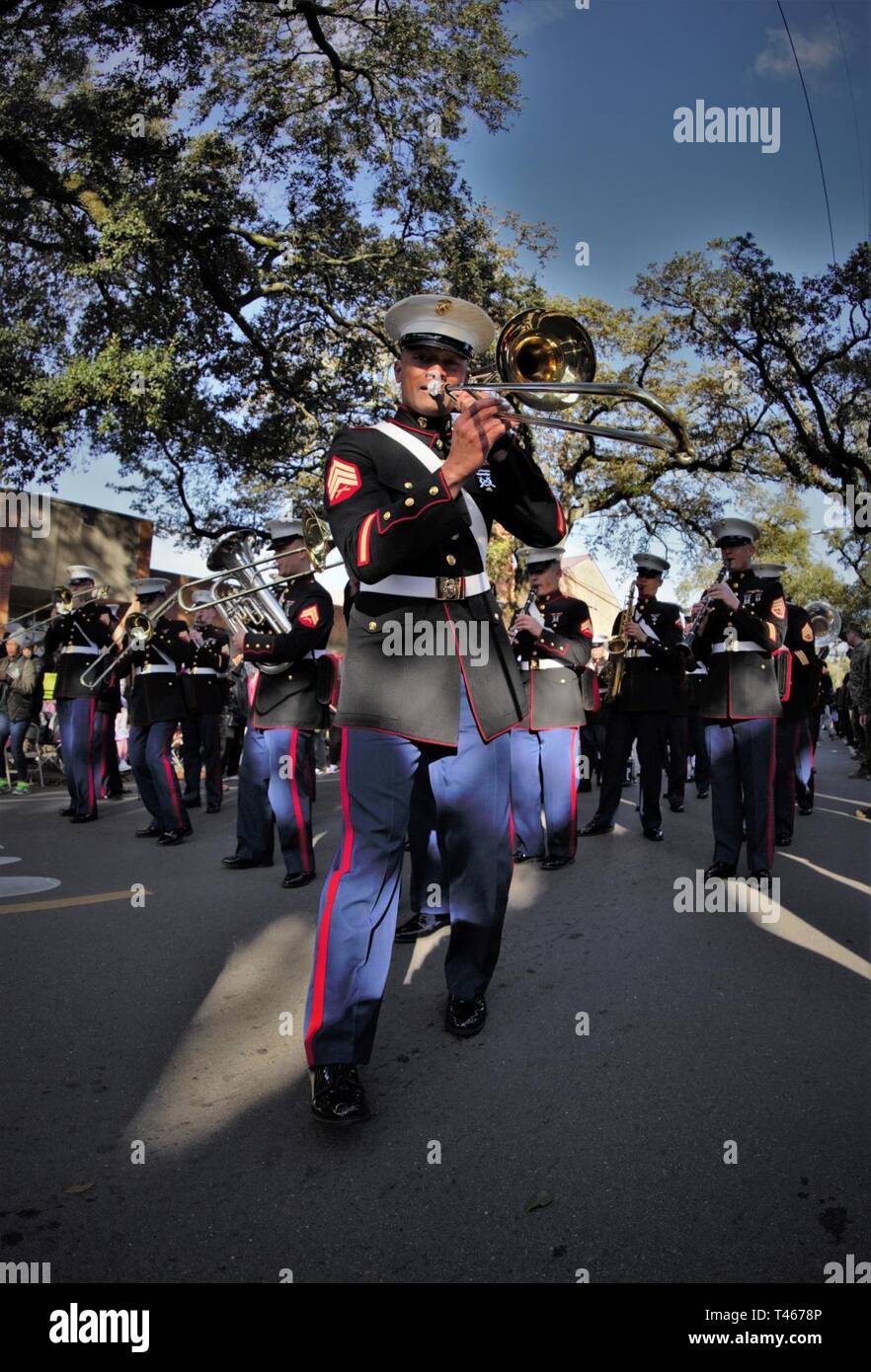 Sgt. Uiliami O. Fihaki, Posaune instrumentalist mit dem zweiten Geschäftsbereich Marine Band, nimmt an einem Mardi Gras Parade, New Orleans, 5. März 2019. Mardi Gras, oder Fat Tuesday, bezieht sich auf die Veranstaltungen des Karnevals Feier, die am oder nach dem christlichen Feste der Erscheinung und ihren Höhepunkt am Tag vor Aschermittwoch. Stockfoto