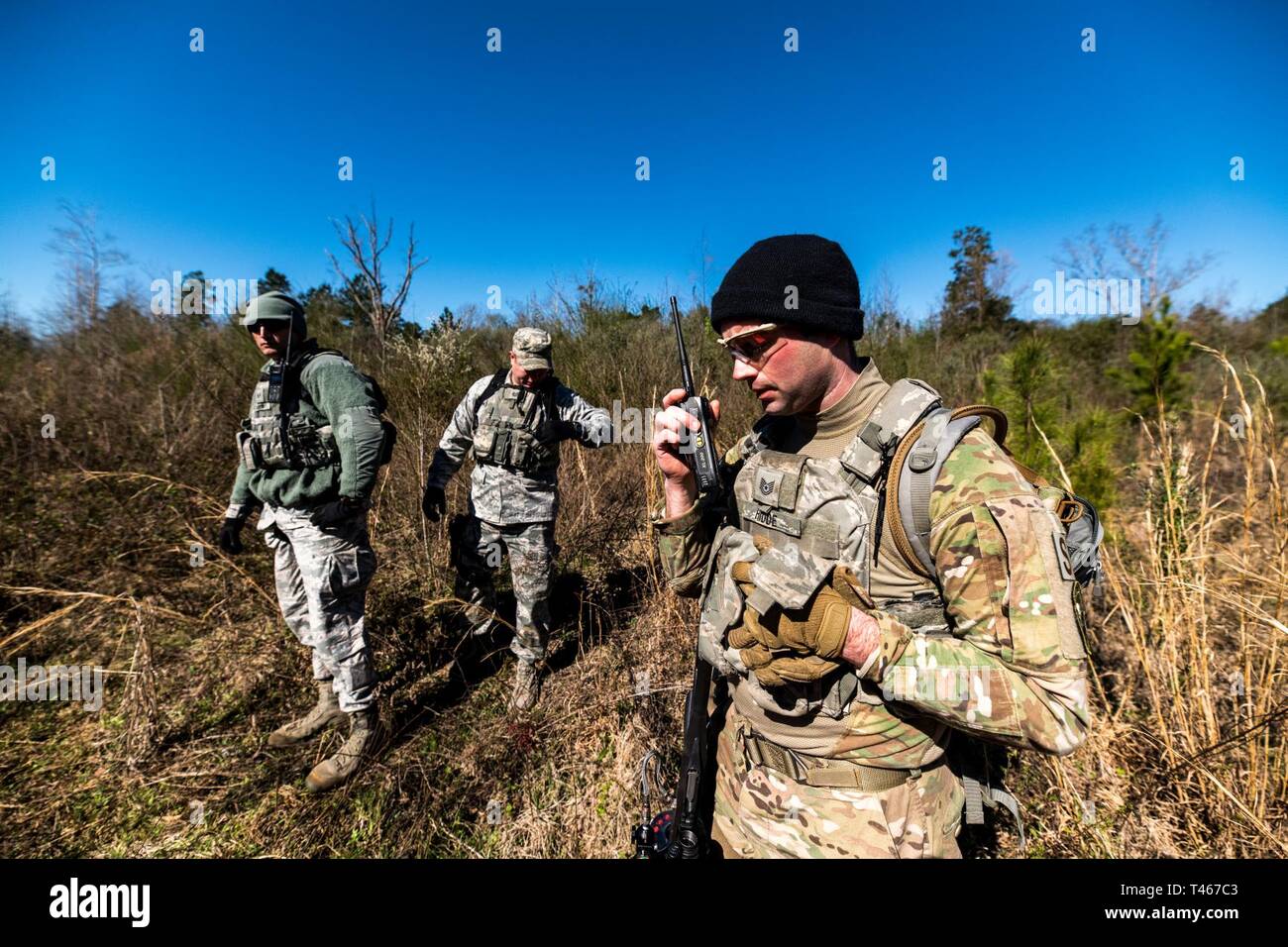 Tech Sgt. Mitchel Hidde mit den 142 Sicherheitskräfte Squadron (rechts), California Air National Guard, Radios für Medical Evacuation hubschrauberbergung Für einen simulierten Unfall während der Unruhen Antwort Ausbildung an der Hüterin von Georgien während der PATRIOT South 19 Ausübung, März 5, 2019. PATRIOT ist ein inländischer Betrieb Disaster Response Training durch die National Guard Einheiten arbeiten mit Bundes-, Landes- und lokale Emergency Management Agenturen und Ersthelfer durchgeführt. Stockfoto