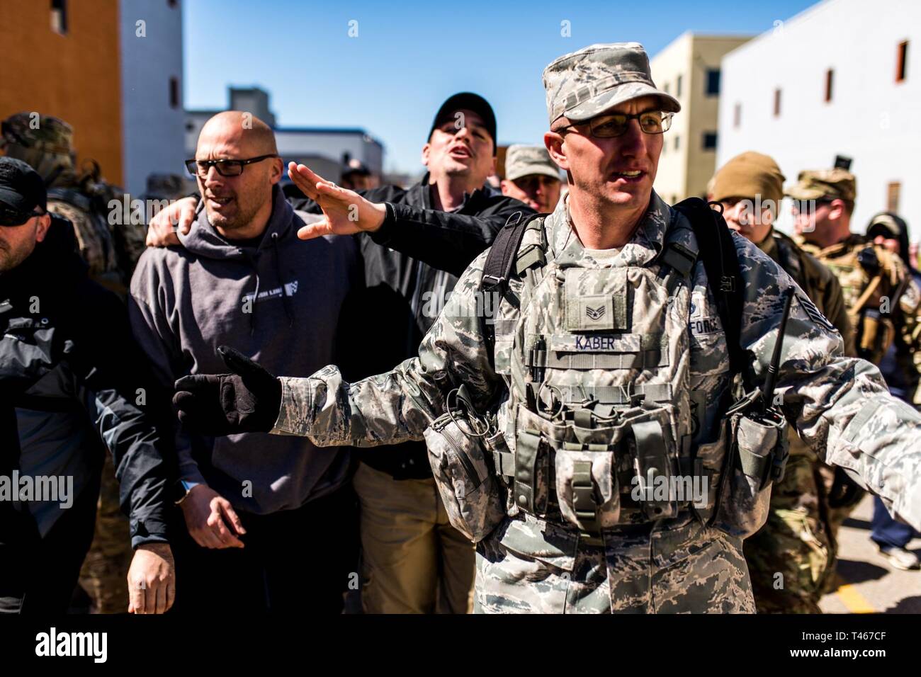 Staff Sgt. Ryan Kaber mit der 173Rd Sicherheitskräfte Squadron, California Air National Guard, hilft eine widerspenstige Masse während der zivilstörung Antwort Ausbildung an der Hüterin von Georgien während der PATRIOT South 19 Ausübung, März 5, 2019 verwalten. PATRIOT ist ein inländischer Betrieb Disaster Response Training durch die National Guard Einheiten arbeiten mit Bundes-, Landes- und lokale Emergency Management Agenturen und Ersthelfer durchgeführt. Stockfoto