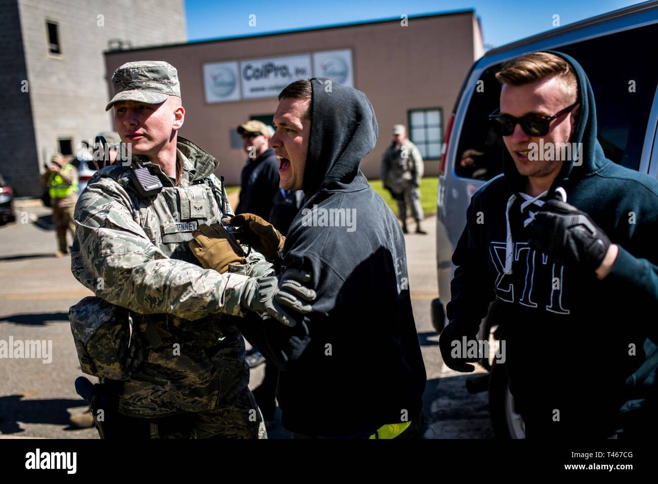 Airman 1st Class Gregg Tenney mit 167 Sicherheitskräfte Squadron, West Virginia Air National Guard, hilft eine widerspenstige Masse während der zivilstörung Antwort Ausbildung an der Hüterin von Georgien während der PATRIOT South 19 Ausübung, März 5, 2019 verwalten. PATRIOT ist ein inländischer Betrieb Disaster Response Training durch die National Guard Einheiten arbeiten mit Bundes-, Landes- und lokale Emergency Management Agenturen und Ersthelfer durchgeführt. Stockfoto