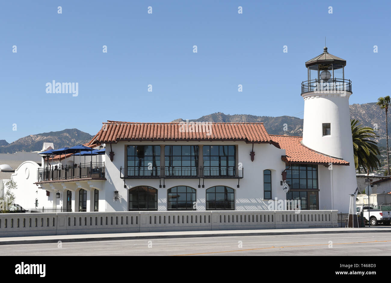 SANTA BARBARA, Kalifornien - 11. April 2019: Das Blue Water Grill Restaurant bei State Street und Cabrillo Boulevard bietet Meeresfrüchte mit Blick auf den Hafen. Stockfoto