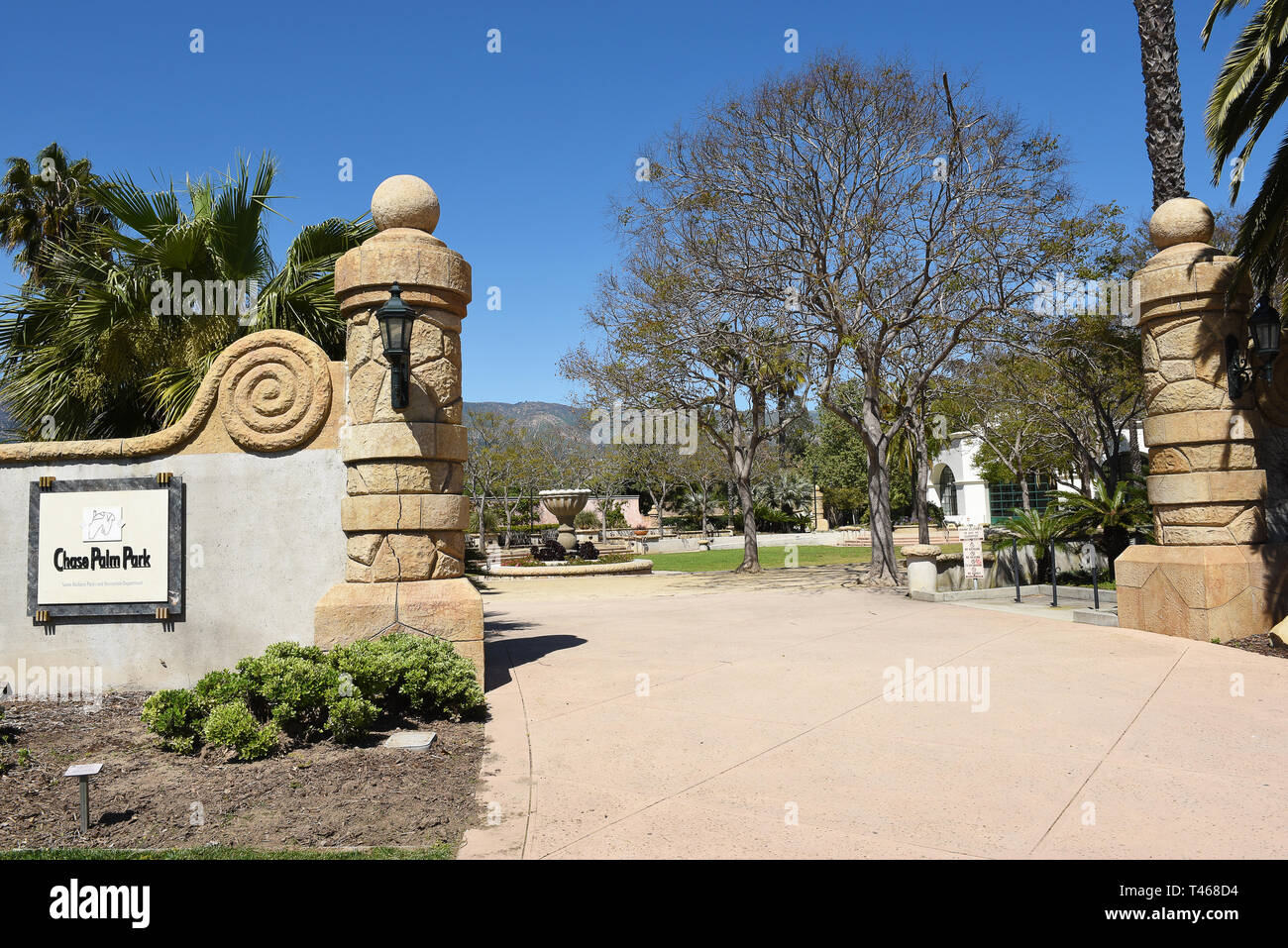 SANTA BARBARA, Kalifornien - 11. APRIL 2019: Chase Palm Park Eingang. Ein öffentlicher Park entlang der Uferpromenade mit Spiel-, Teich, Picknickplätze und ein Mi Stockfoto