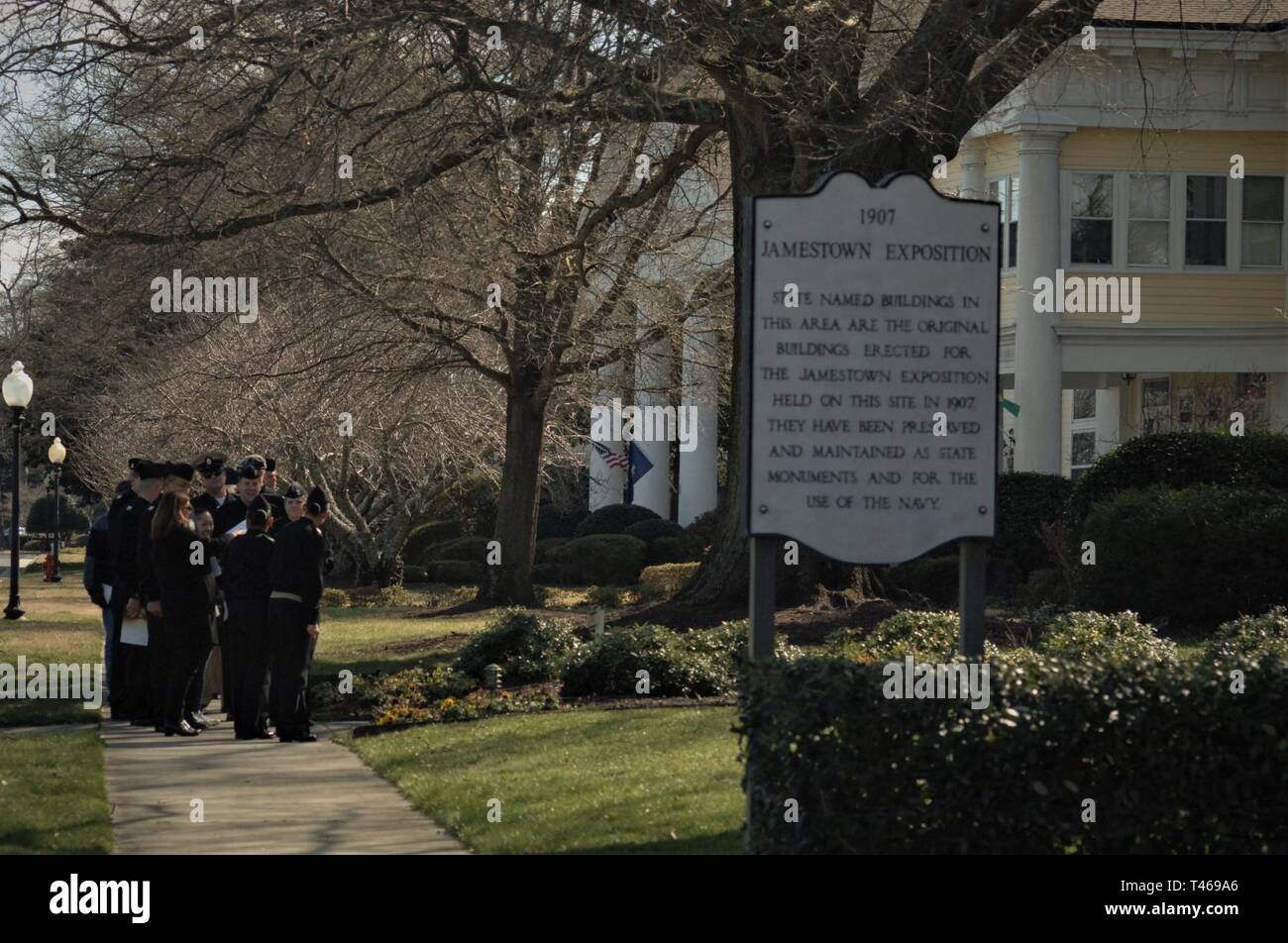 Katherine Renfrew, Kanzler mit der Hampton Roads Naval Museum, erleichtert eine Tour des ursprünglichen Jamestown Exposition Wohnungen an Bord der Naval Station Norfolk. Jede der Wohnungen werden durch flag Offiziere aus dem Bereich Befehle besetzt und sind auf der Nationalen Kanzler von historischen Orten Stockfoto