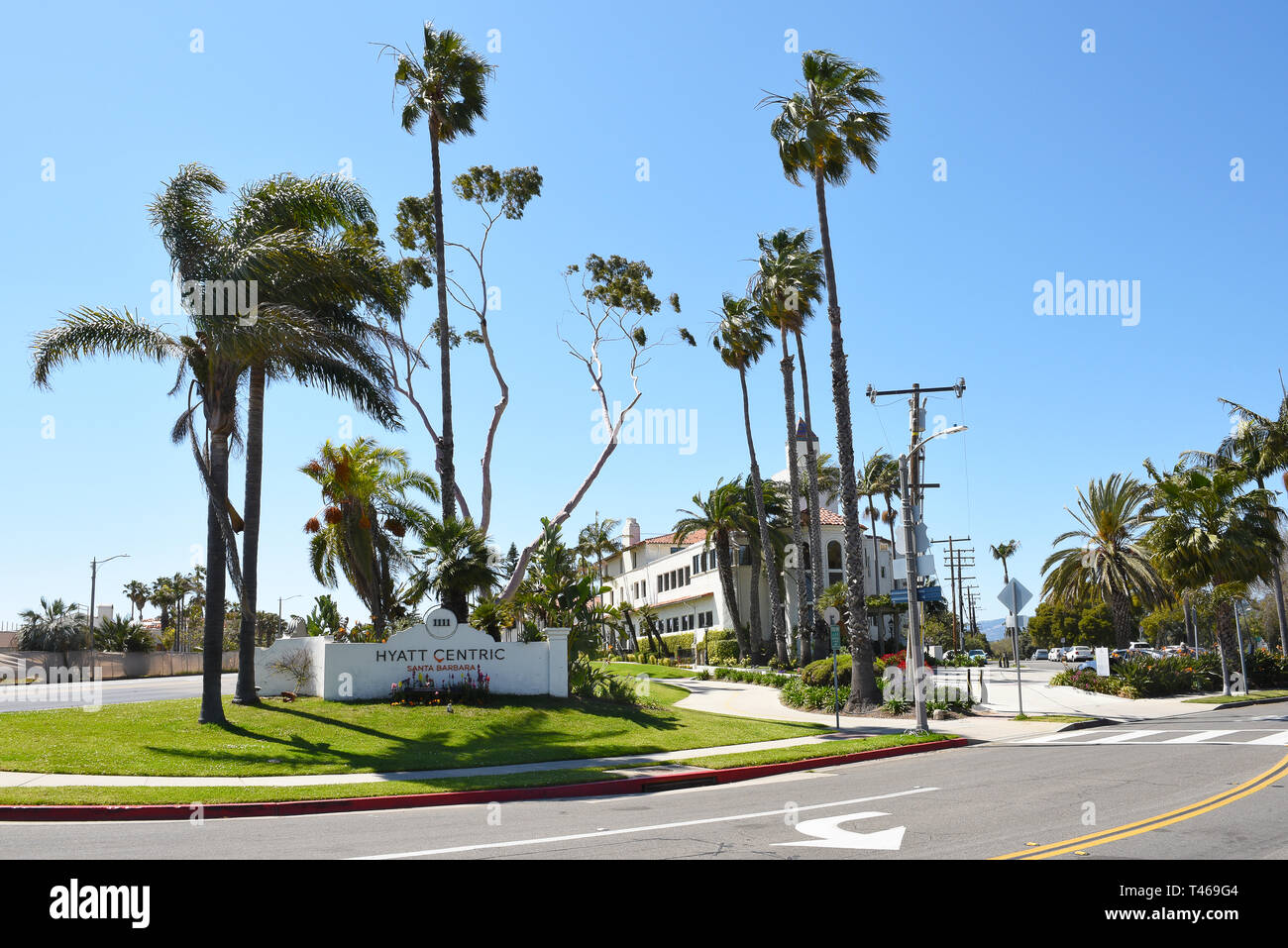 SANTA BARBARA, Kalifornien - 11. APRIL 2019: Hyatt Hotel Centric über ist von Osten Strand, in den 1930er Jahren spanischen Kolonialstil erbaut, nur 1 Meile fro Stockfoto