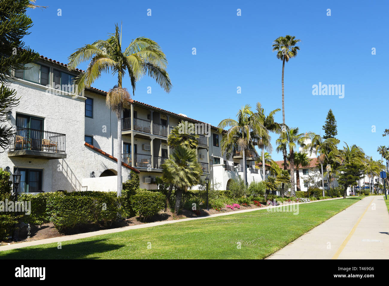 SANTA BARBARA, Kalifornien - 11. APRIL 2019: Hyatt Hotel Centric über ist von Osten Strand, in den 1930er Jahren spanischen Kolonialstil erbaut, nur 1 Meile fro Stockfoto