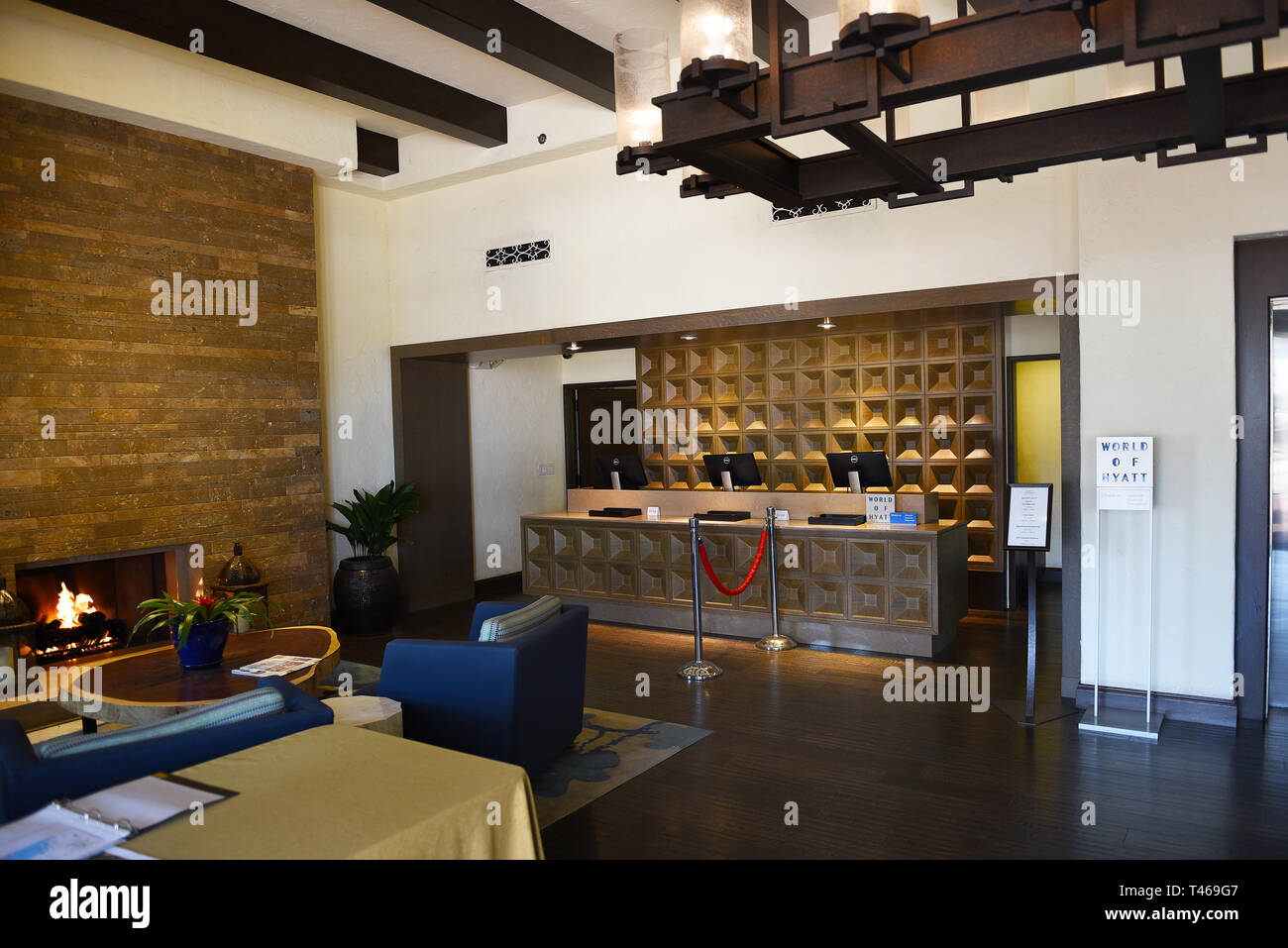 SANTA BARBARA, Kalifornien - 11. APRIL 2019: Rezeption/Lobby im Hyatt Hotel Centric. Gegenüber vom East Beach, die in den 1930iger Jahren gebaut wurde dem Spanischen Kolonialstil Stockfoto