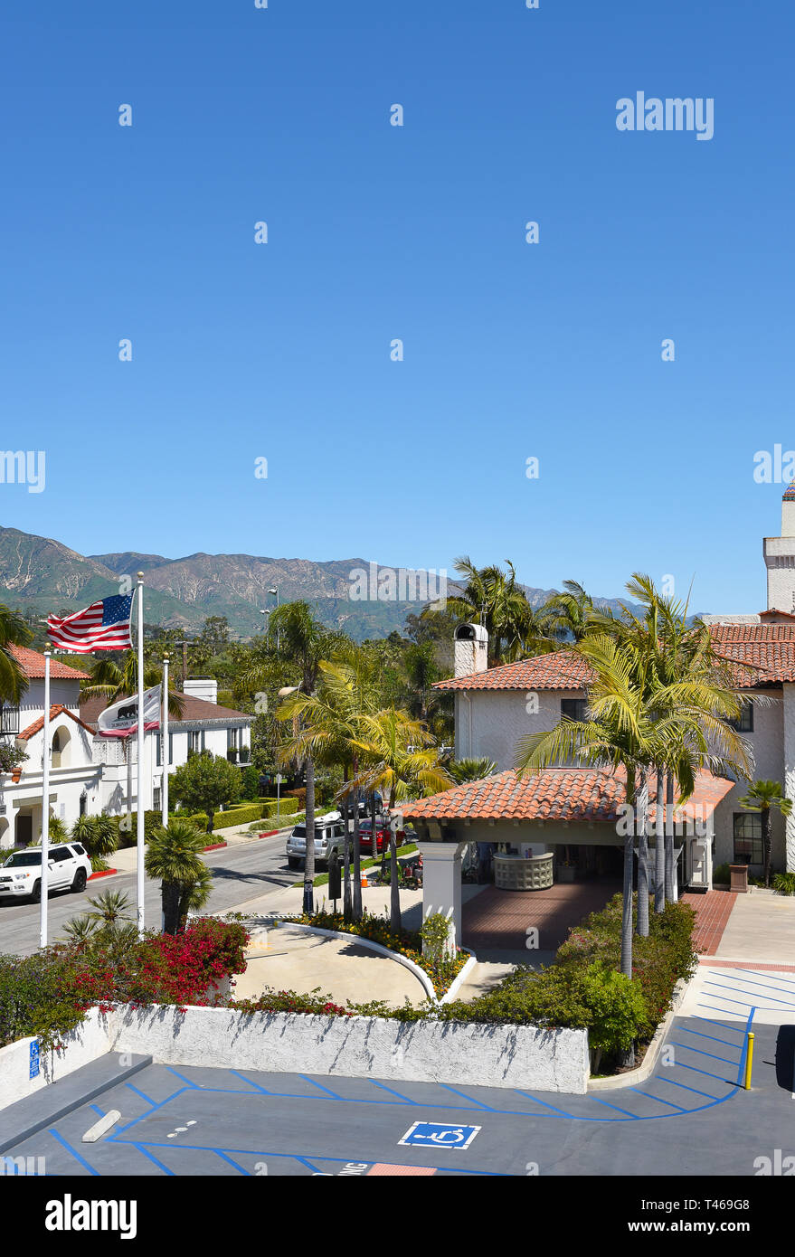 SANTA BARBARA, Kalifornien - 11. APRIL 2019: Hyatt Hotel Centric über ist von Osten Strand, in den 1930er Jahren spanischen Kolonialstil erbaut, nur 1 Meile fro Stockfoto