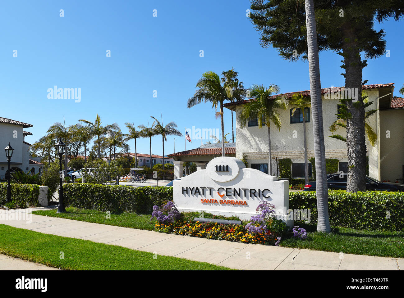 SANTA BARBARA, Kalifornien - 11. APRIL 2019: Hyatt Hotel Centric über ist von Osten Strand, in den 1930er Jahren spanischen Kolonialstil erbaut, nur 1 Meile fro Stockfoto