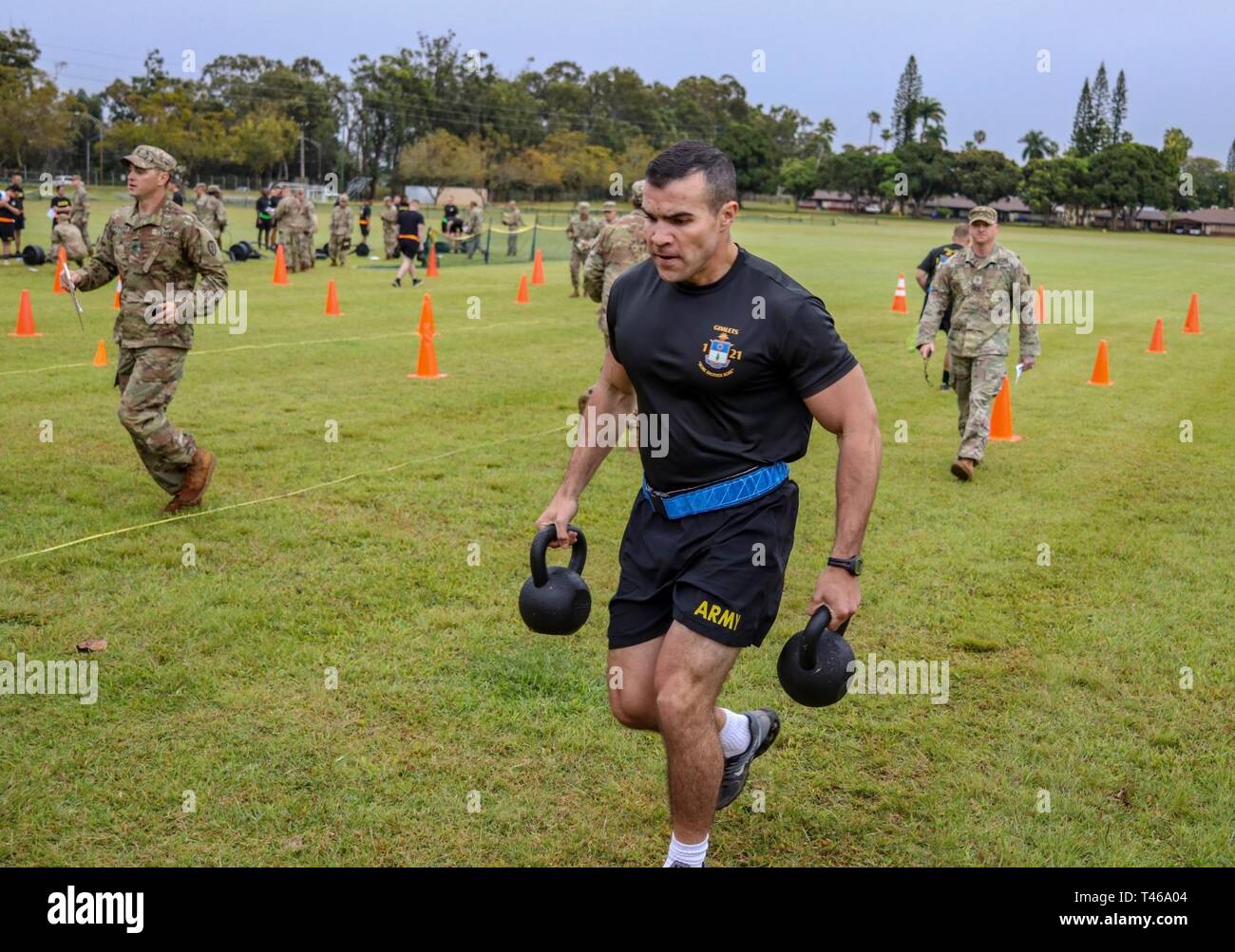 Kapitän Sean Butler, ein Soldat aus 1.Bataillon, 21 Infanterie Regiment, 2 Infantry Brigade Combat Team, 25 Infanterie Division (Gimlets) vervollständigt die Bauer Teil des Sprint tragen, ziehen und in ein Feld durchführen - Prüfung der Armee bekämpfen Fitness Test. Dieses neue Zeitalter - und gender-neutral körperliche Fitness Test wird sichergestellt, dass der Gimlets für die Härte der vollen Spektrum Operationen bereit sind, heute und morgen. Stockfoto