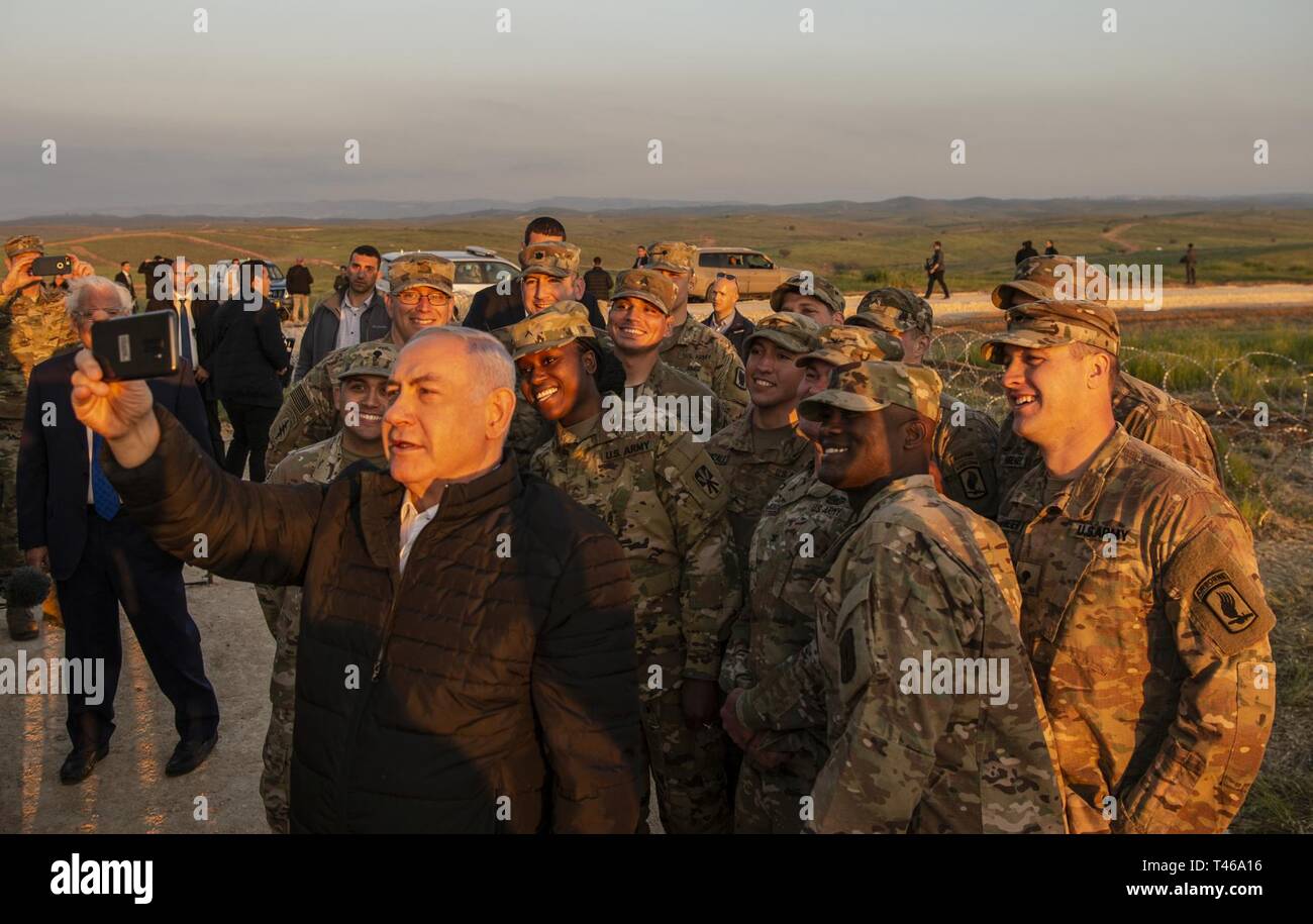 Der israelische Premierminister Benjamin Netanjahu, nimmt eine selfie mit US-Soldaten bei einem Besuch des Terminal Höhe Bereich Verteidigungssystem Website in Israel am 6. März. Die Bereitstellung eines THAAD-System an Israel ist eine Übung für US-Army, US Air Force und die israelischen Streitkräfte, unter der dynamischen Kraft Beschäftigung Konzept. Die Übung baut Bereitschaft und Interoperabilität in der Region, zeigt die US-Fähigkeit, schnell air defence Assets weltweit bereitstellen, und beweist die U.S. Army Europe mission potentielle Gegner und Verbündete zu verhindern. Stockfoto