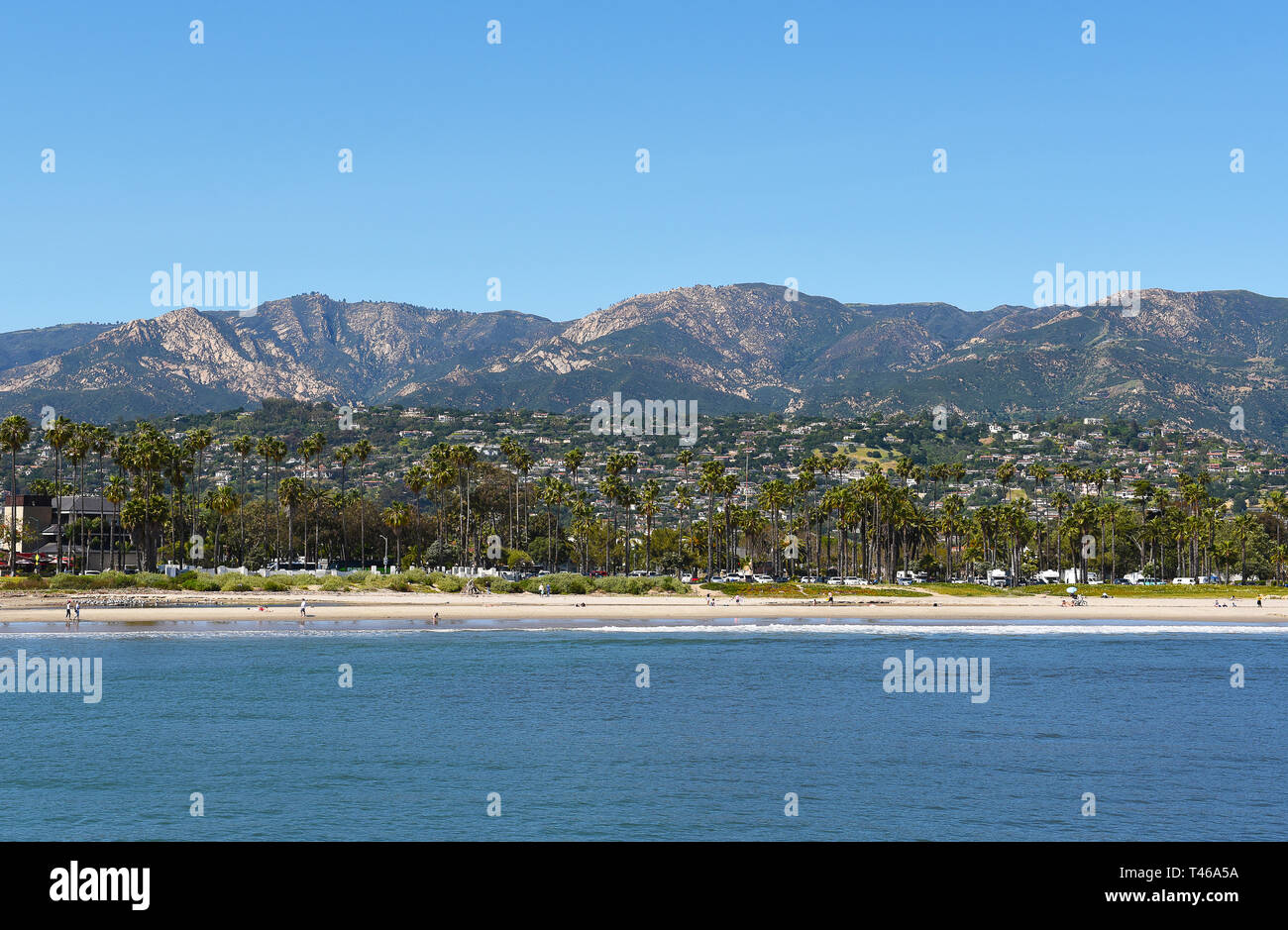 SANTA BARBARA, Kalifornien - 11. April 2019: Das Santa Barbara Küste mit dem Sant Ynez Mountains im Hintergrund. Stockfoto