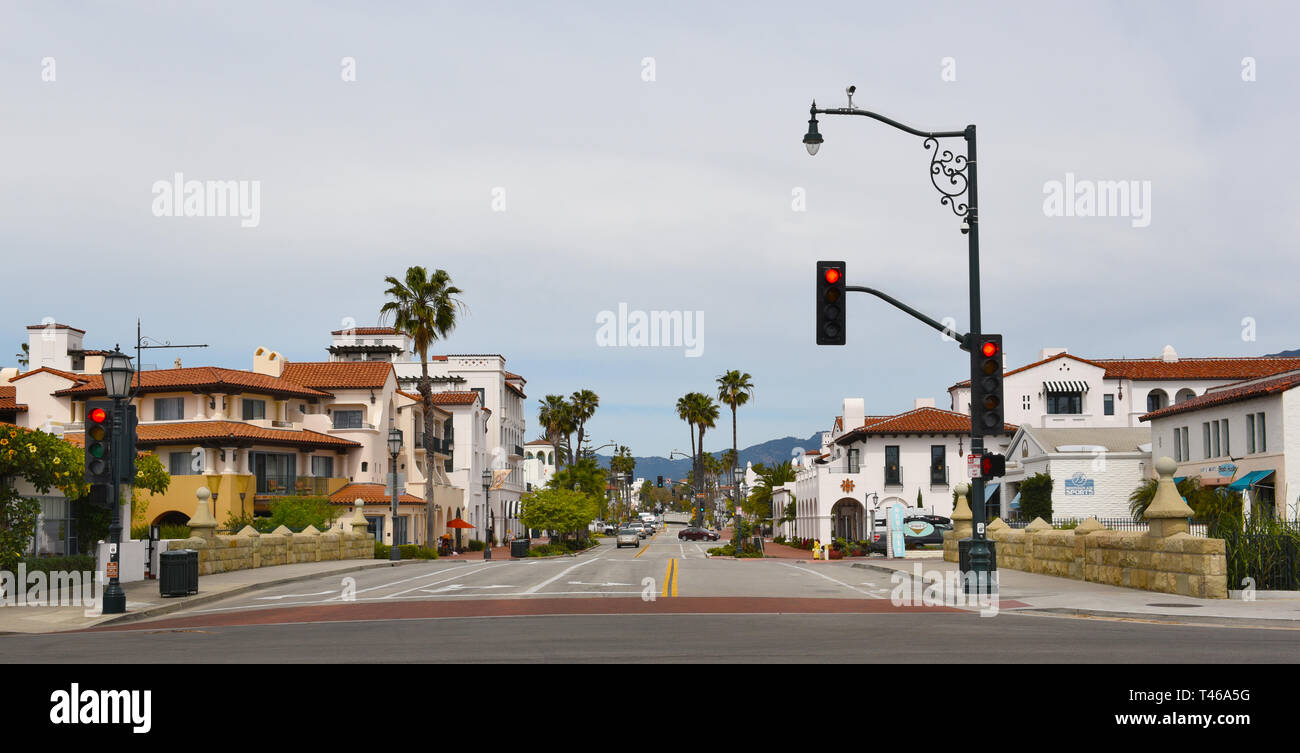 SANTA BARBARA, Kalifornien - 11. APRIL 2019: State Street ab dem Beginn der Stearns Wharf gesehen Stockfoto