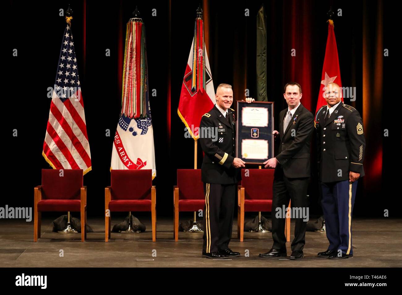 Us-Armee Generalleutnant Thomas S. James jr., Links, Kommandant der 1. Armee, ehemaliger US-Armee Kapitän Andrew L. Bundermann, Mitte, Infanterie Offizier Truppe B zugeordnet sind, 3.Staffel, 61 Cavalry Regiment, 4. Brigade Combat Team, 4 Infanterie Division, U.S. Army Command Sgt. Maj. Dwayne Koch, Senior Soldaten Leader der 1. Armee, posieren für ein Foto, 7. März 2019, während eines Distinguished Service Cross Zeremonie an der Northrop Auditorium in Minneapolis, Minnesota. Die Auszeichnung wurde Bundermann für seine Aktionen am Okt. 3, 2009 Bekämpfung der Vorposten Keating, Afghanistan vorgestellt. Stockfoto