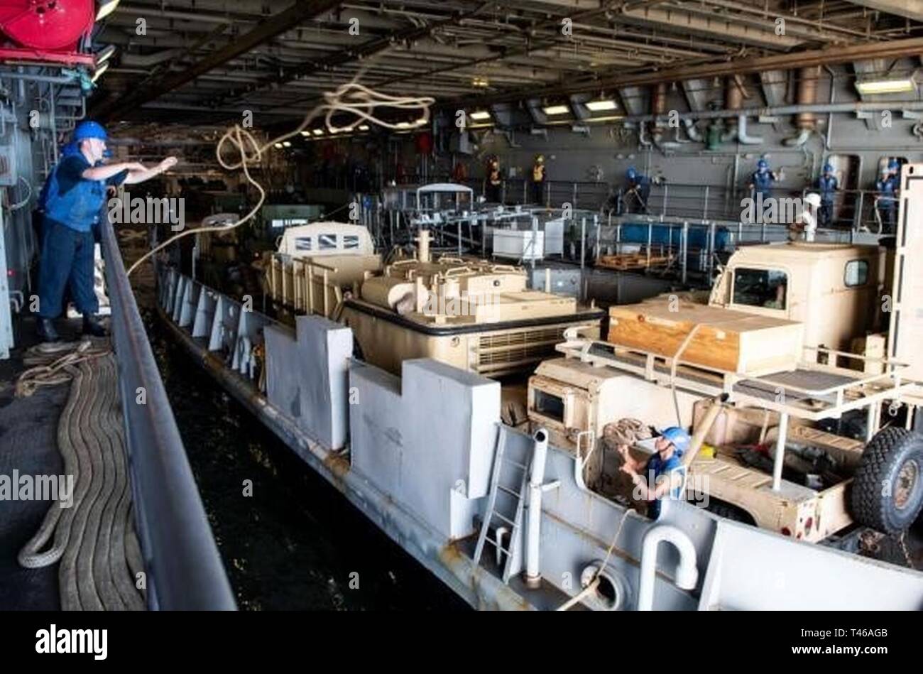 Pazifik (Mar. 7, 2019) - Landing Craft, Utility (LCU) 1651, zugeordnet zu den Naval Beach (NBU) 7, trägt das Deck des amphibious Transport dock Schiff USS Green Bay LPD (20). Green Bay, Teil der Commander amphibischen Squadron 11, arbeitet in der Region Interoperabilität mit Partnern zu verbessern und dienen als ready-Response Force für jede Art von Kontingenz. Stockfoto