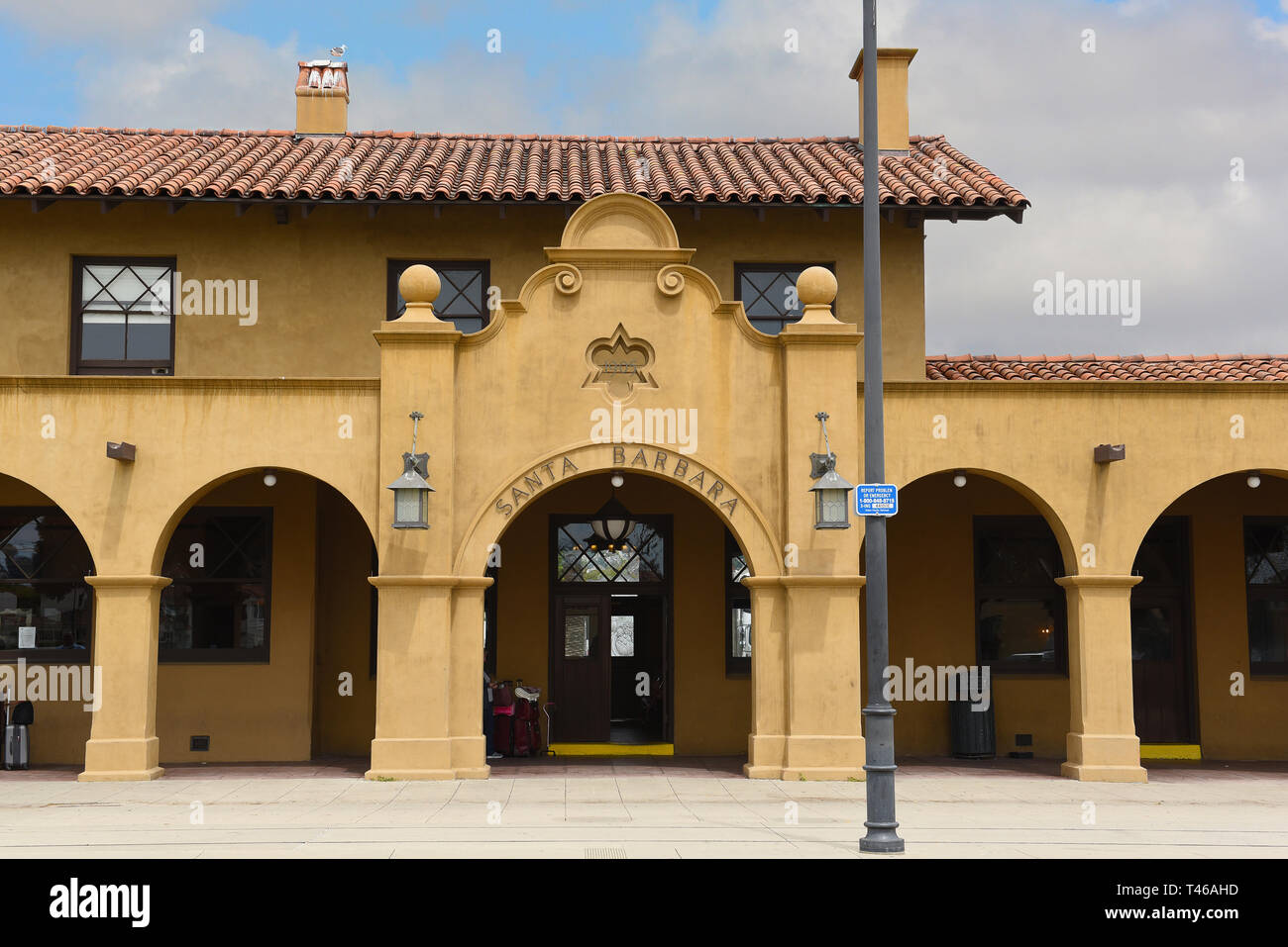 SANTA BARBARA, Kalifornien - 11. APRIL 2019: Amtrak Bahnhof Santa Barbara dient dem Coast Starlight und die Pacific Surfliner. Stockfoto