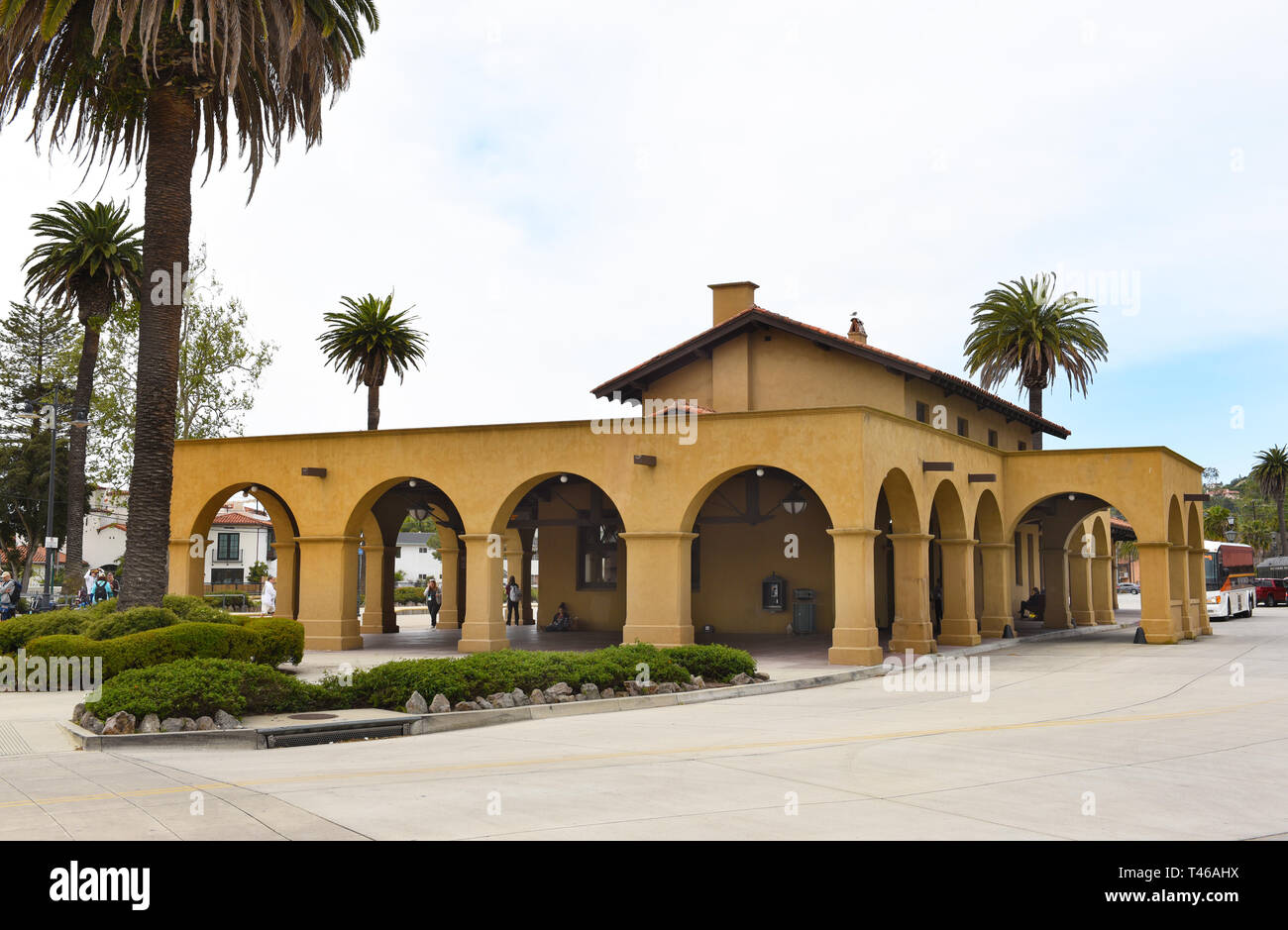 SANTA BARBARA, Kalifornien - 11. APRIL 2019: Amtrak Bahnhof Santa Barbara dient dem Coast Starlight und die Pacific Surfliner. Stockfoto