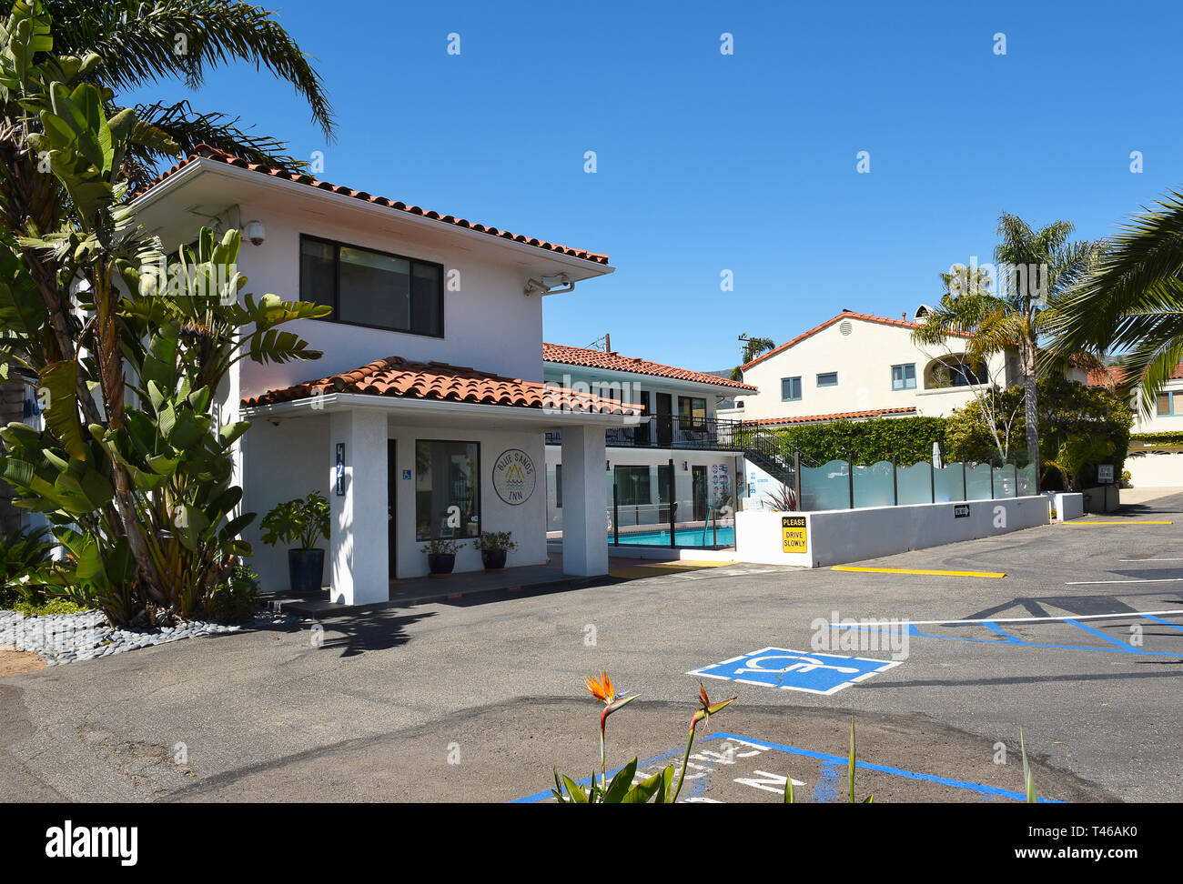 SANTA BARBARA, Kalifornien - 11. APRIL 2019: Die Blaue Sands Inn, liegt nur wenige Schritte vom Santa Barbaras berühmten East Beach. Stockfoto