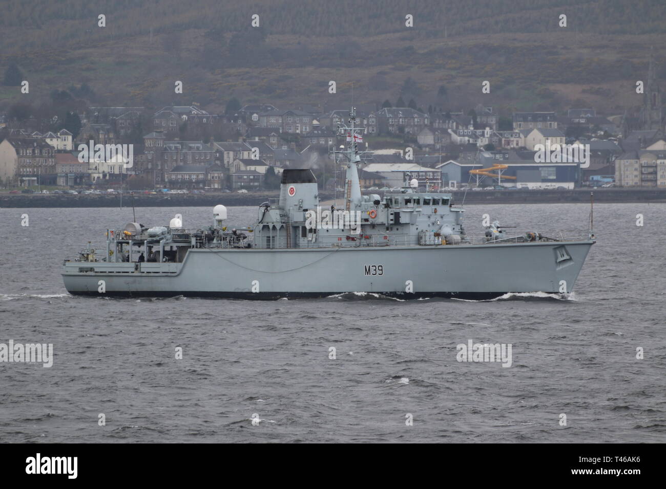 HMS Hurworth (M39), ein Sa-Klasse minehunter von der Royal Navy betrieben, vorbei an Gourock bei Ihrer Ankunft für Übung gemeinsame Krieger 19-1. Stockfoto