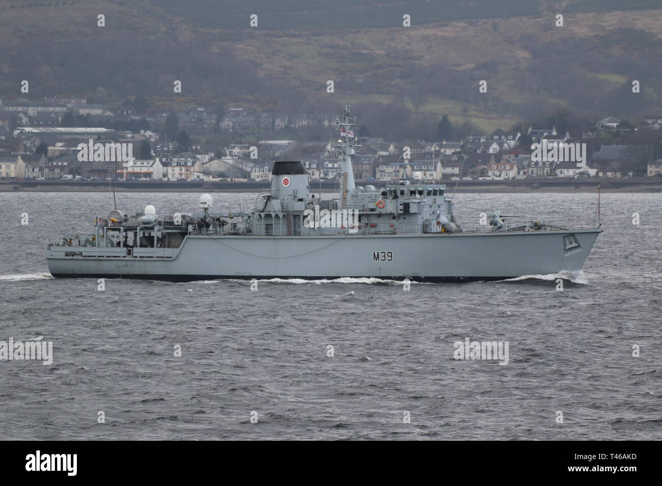 HMS Hurworth (M39), ein Sa-Klasse minehunter von der Royal Navy betrieben, vorbei an Gourock bei Ihrer Ankunft für Übung gemeinsame Krieger 19-1. Stockfoto