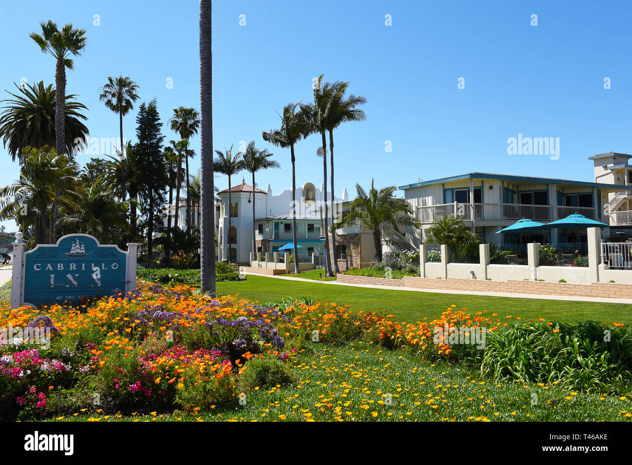 SANTA BARBARA, Kalifornien - 11. APRIL 2019: Cabrillo Inn am Strand. Es ist 800 Meter vom Santa Barbara Zoo und eine Meile von Stearns Wharf. Stockfoto