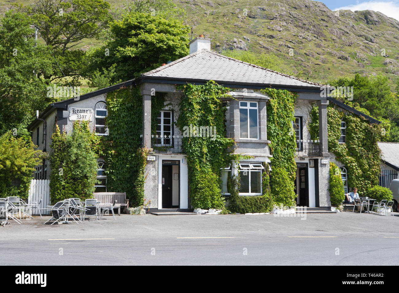 Keane's Bar, Maam, Connemara, Grafschaft Galway. Die efeubewachsene Pub sitzen tief in einem Tal im Westen von Irland. Stockfoto