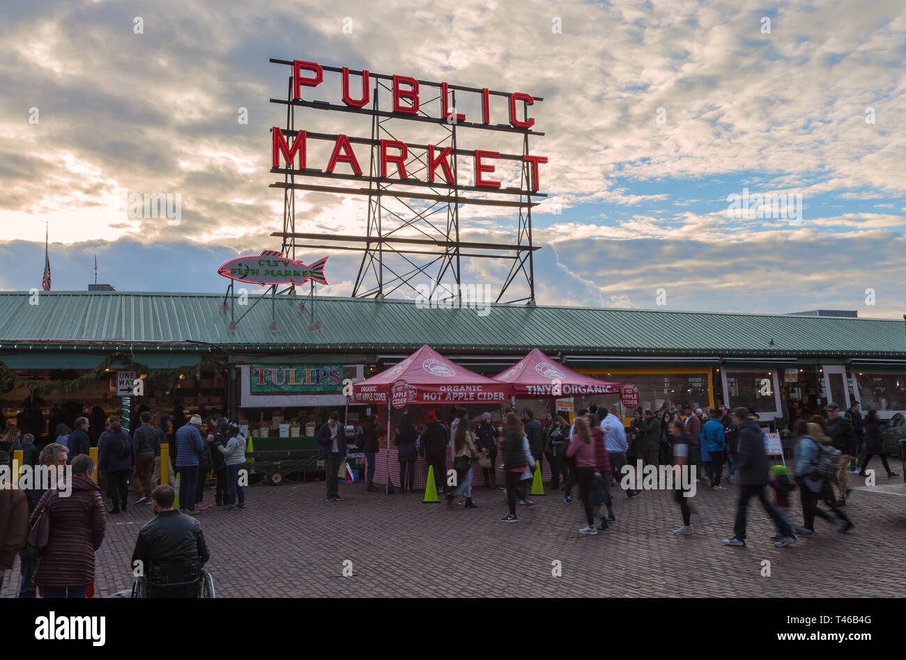 Pike Place Market, Seattle, Washington, USA, an einem Winterabend. Stockfoto