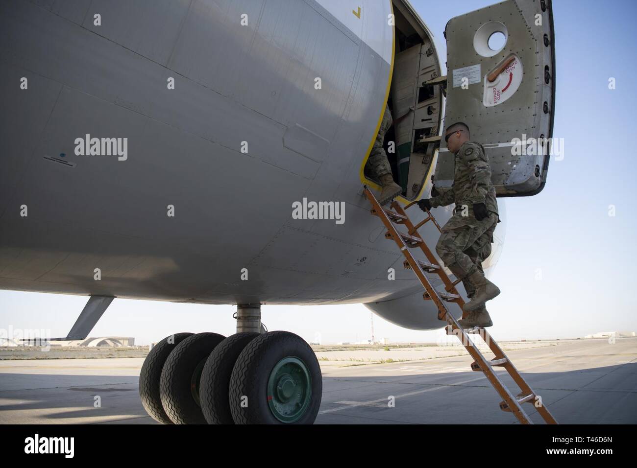 Staff Sgt. Luis Paulino, 386 Expeditionary Logistik Bereitschaft Squadron Ramp Services Supervisor, Boards eine kommerzielle Iljuschin Il-76 im Ali Al Salem Air Base, Kuwait, 11. März 2019. Die US Air Forces Central Command Air Mobility Division und Luftbrücke Control Team die Nutzung der Commercial international heavyweight Luft Angebote orchestrieren Theater Cargo zu bewegen. Die Verwendung von Ihat Missionen bietet die Luftbrücke USCENTCOM Theater eine wichtige Fähigkeit für Fracht, die nicht auf militärische Flugzeuge innerhalb der nächsten 72 Stunden geplant werden. Dies ist das erste Mal in mehr als zwei Jahren der Capa Stockfoto