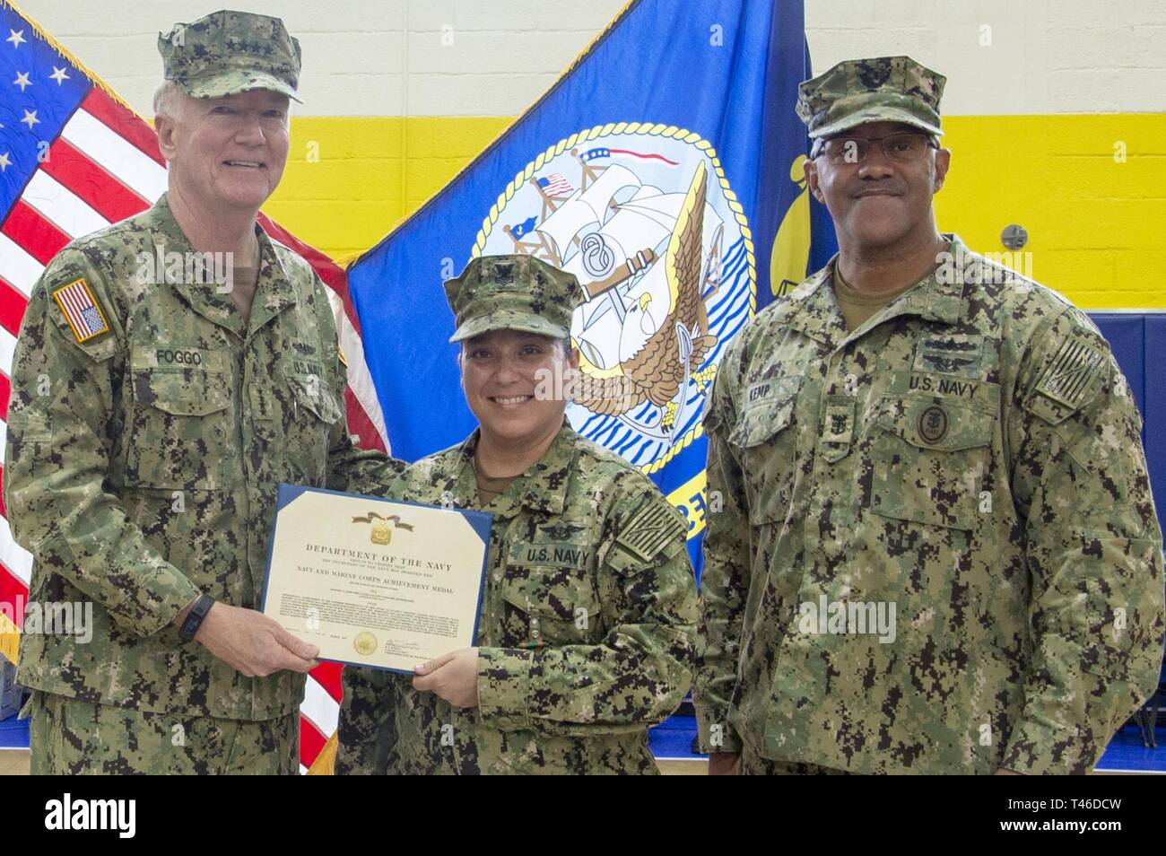 NAVAL SUPPORT ACTIVITY Souda Bay, Griechenland (11. März 2019) Adm. James G. Foggo III, Commander, Allied Joint Force Command Naples, Commander, U.S. Naval Forces Europe, Commander, U.S. Naval Forces Afrika, Links, und U.S. Naval Forces Europa-afrika Fleet Master Chief Raymond D. Kemp, Recht, Master-at-Arms 1. Klasse Jennifer Rael Mit einem Navy und Marine Corps Leistung Medaille bei einer Preisverleihung onboard Naval Support Activity (NSA) die Souda Bucht, 11. März 2019. NSA Souda Bay ist ein Betrieb an Land, die USA ermöglicht, Verbündeten und Partner nation Kräfte zu sein, wo sie gebraucht werden und whe Stockfoto