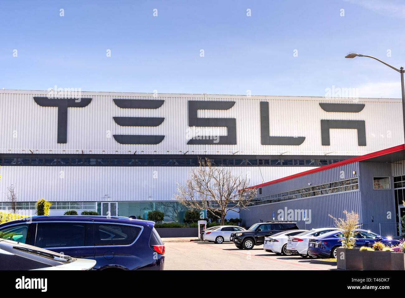 April 12, 2019 Fremont/CA/USA - Außenansicht von Tesla Werk im Osten von der San Francisco Bay Area, Kalifornien; Tesla Logo auf dem Ext angezeigt Stockfoto