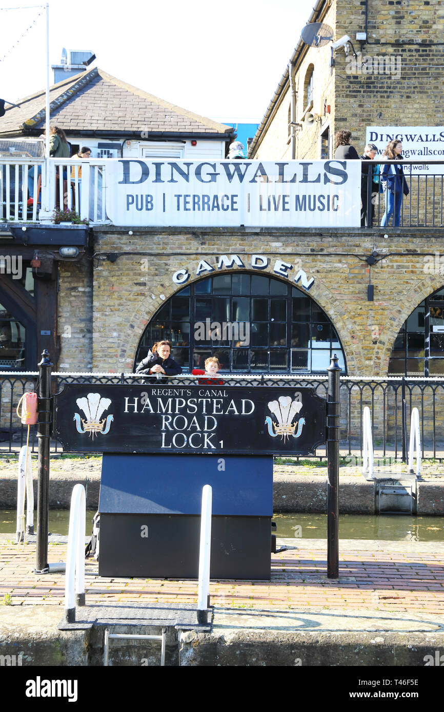 Dingwalls live Musik und Bar Veranstaltungsort von Regents Canal am Camden Lock, im Frühjahr die Sonne, im Norden von London, Großbritannien Stockfoto