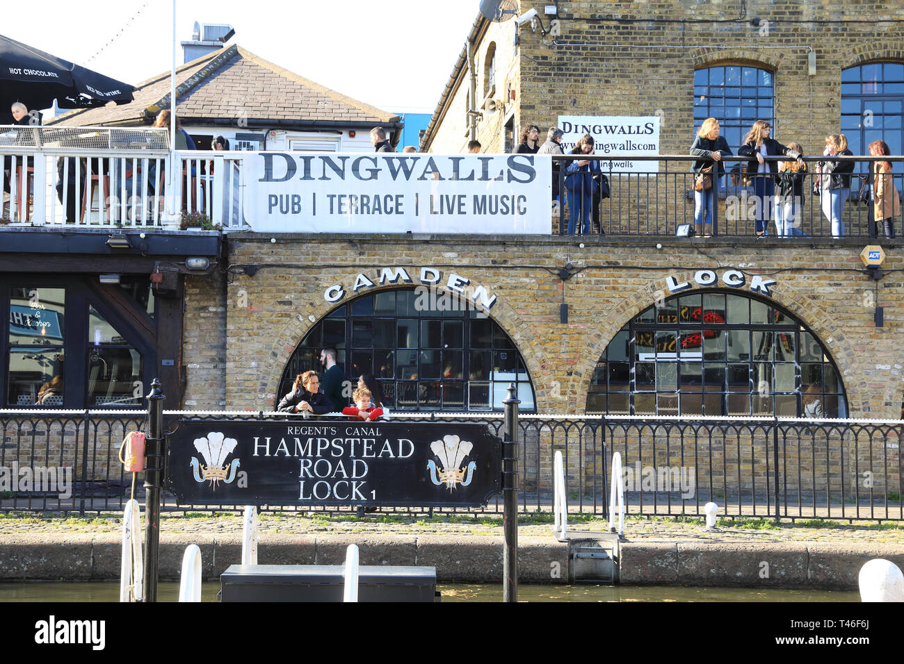 Dingwalls live Musik und Bar Veranstaltungsort von Regents Canal am Camden Lock, im Frühjahr die Sonne, im Norden von London, Großbritannien Stockfoto