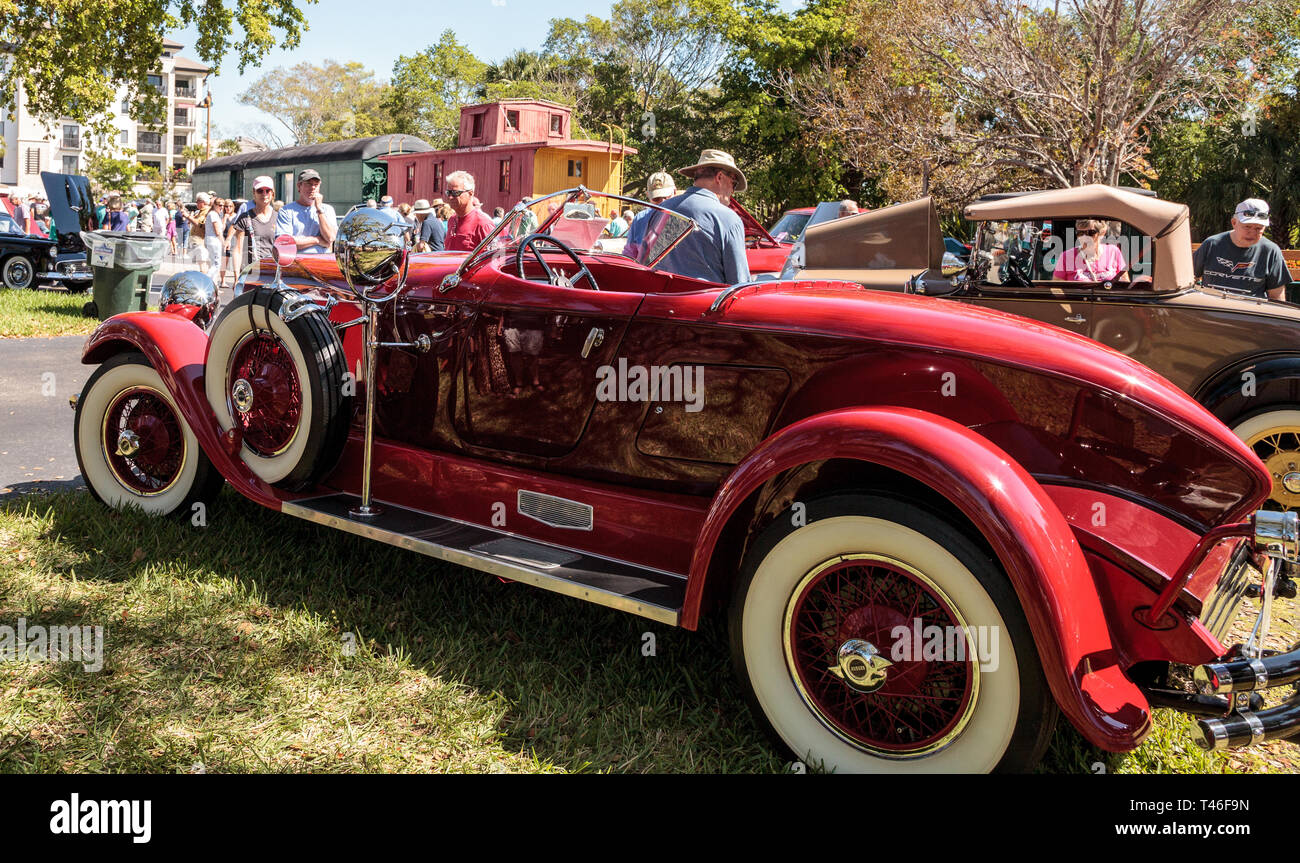 Naples, Florida, USA - März 23,2019: Rot 1929 Auburn 120 Speedster auf der 32. jährlichen Neapel Depot Classic Car Show in Naples, Florida. Editorial onl Stockfoto