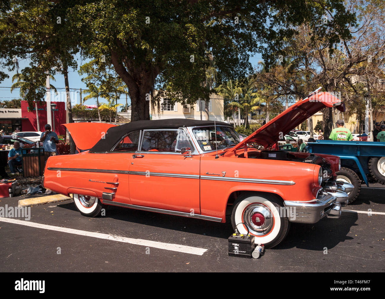 Naples, Florida, USA - März 23,2019: Rot 1953 Mercury Monterey Cabriolet auf der 32. jährlichen Neapel Depot Classic Car Show in Naples, Florida. Edito Stockfoto
