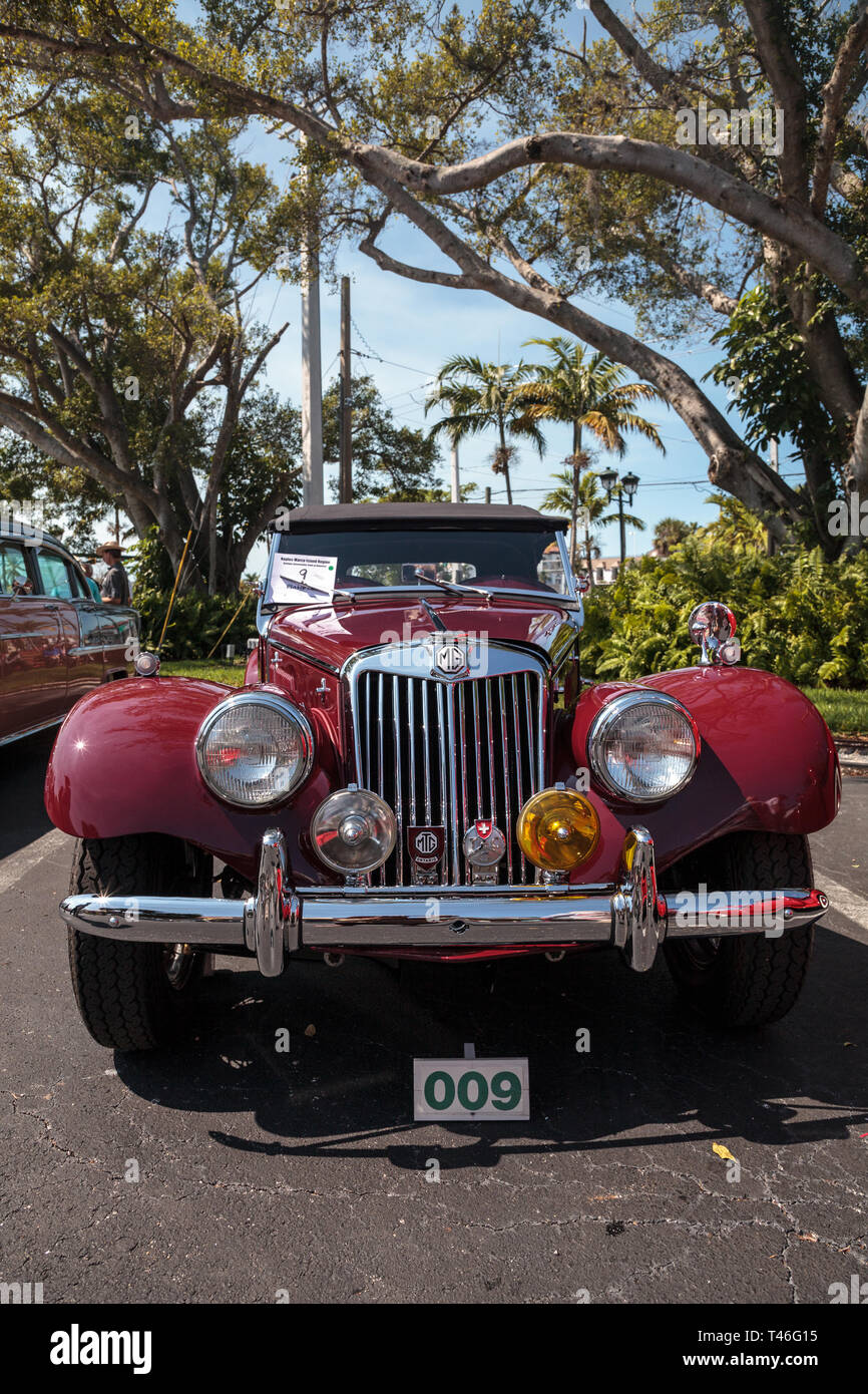 Naples, Florida, USA - März 23,2019: Rot 1954 MG TF auf der 32. jährlichen Neapel Depot Classic Car Show in Naples, Florida. Nur redaktionell. Stockfoto