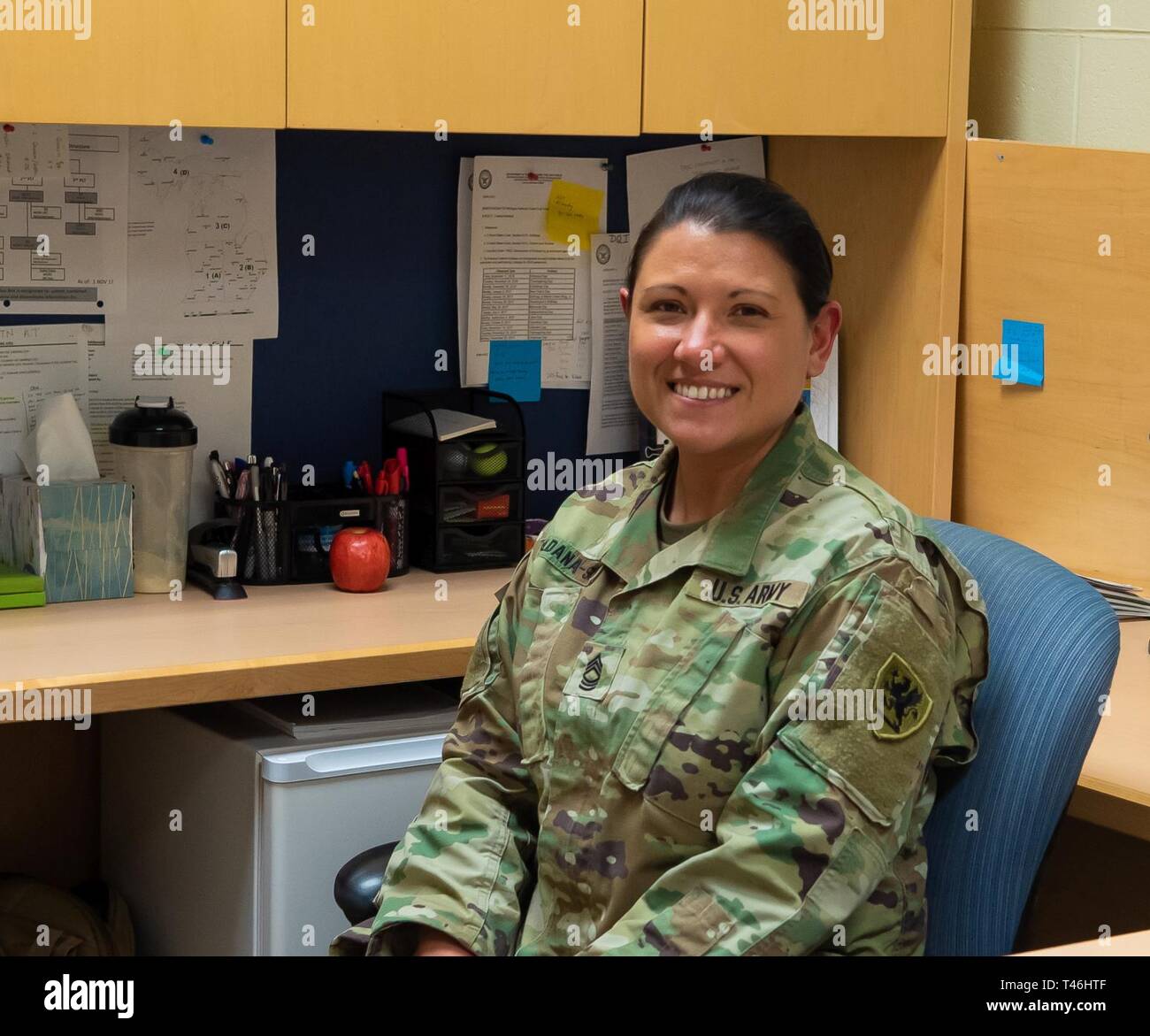 Michigan National Guard Master Sgt. Angelina Saldana-Sipley, die Bereitschaft und Operationen noncommissioned Officer bei Joint Forces Headquarters, Lansing, Michigan, arbeitet in ihrem Büro am 12. März 2019. Saldana-Sipley diente zunächst für die Luftwaffe und wurde später ein Michigan nationalen Scots Guards. Stockfoto