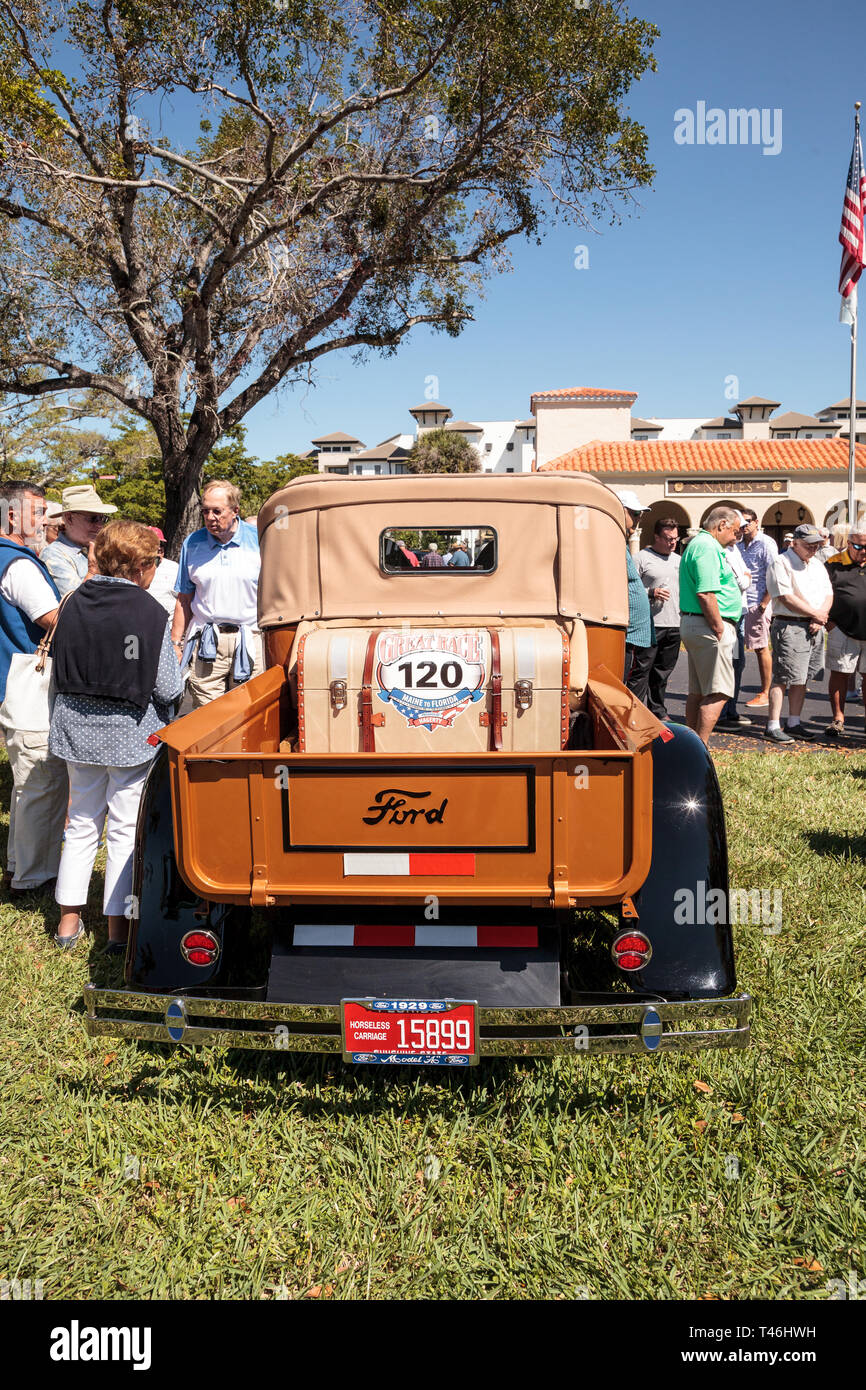 Naples, Florida, USA - März 23,2019: Tan 1930 Ford Modell A Deluxe Fordor auf der 32. jährlichen Neapel Depot Classic Car Show in Naples, Florida. Editori Stockfoto