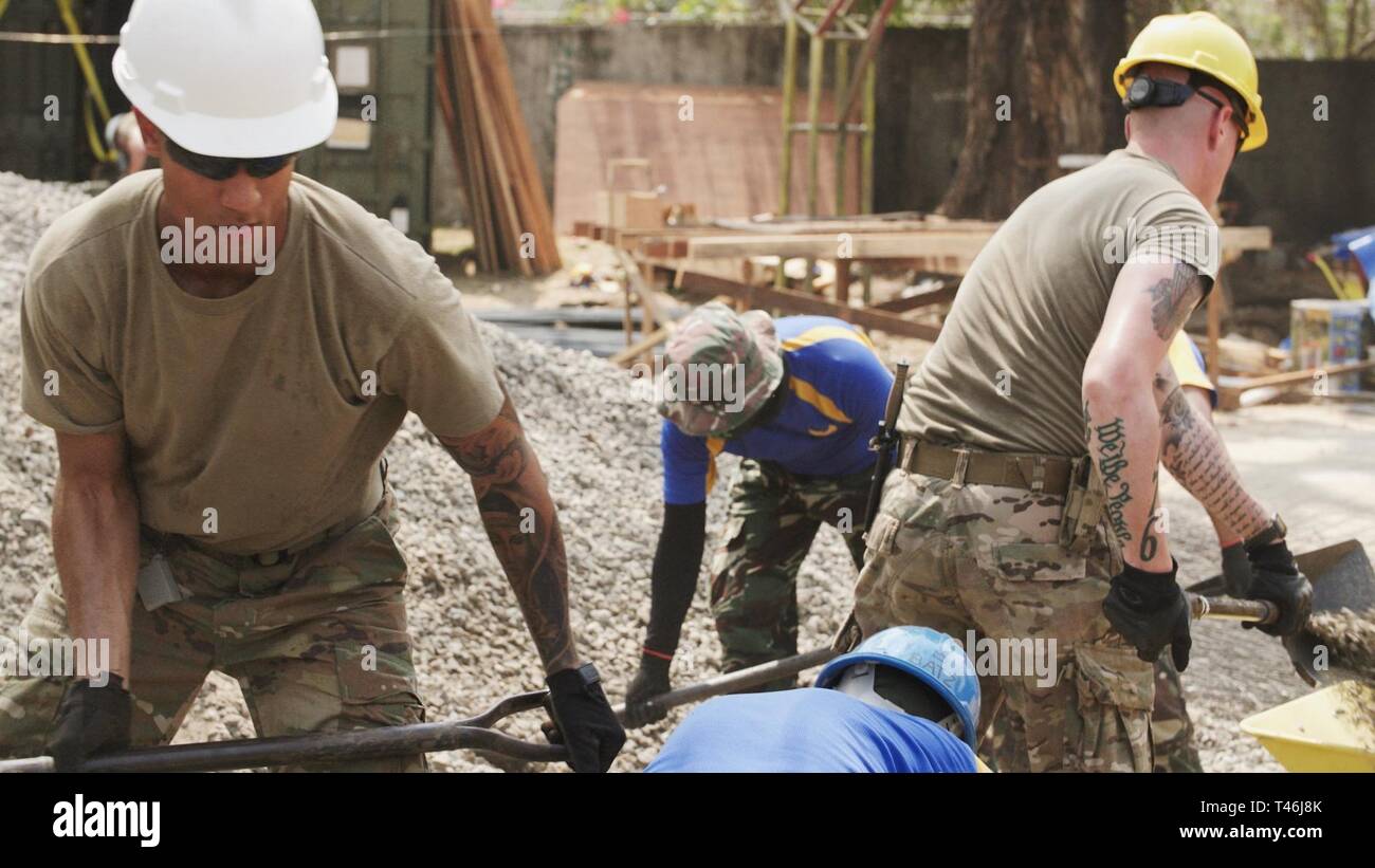 Streitkräfte der Philippinen Flieger mit der 355 Luftfahrtingenieur Flügel, arbeiten neben US-Soldaten des 561St Ingenieur Bauunternehmen, 84th Engineer Battalion, 130 Engineer Brigade, 8 Theater Sustainment Command, bis das Engineering des staatsbürgerlichen Engagements Projekt 4 Eröffnungsfeier als Teil der Übung Balikatan, 12. März 2019. Übung Balikatan, in seiner 35. Iteration, ist eine jährliche US-Philippinischen militärische Ausbildung Übung auf einer Vielzahl von Missionen, einschließlich humanitärer Hilfe und Katastrophenhilfe, Terrorismusbekämpfung konzentriert, und andere kombinierte militärische Operationen. Die milit Stockfoto