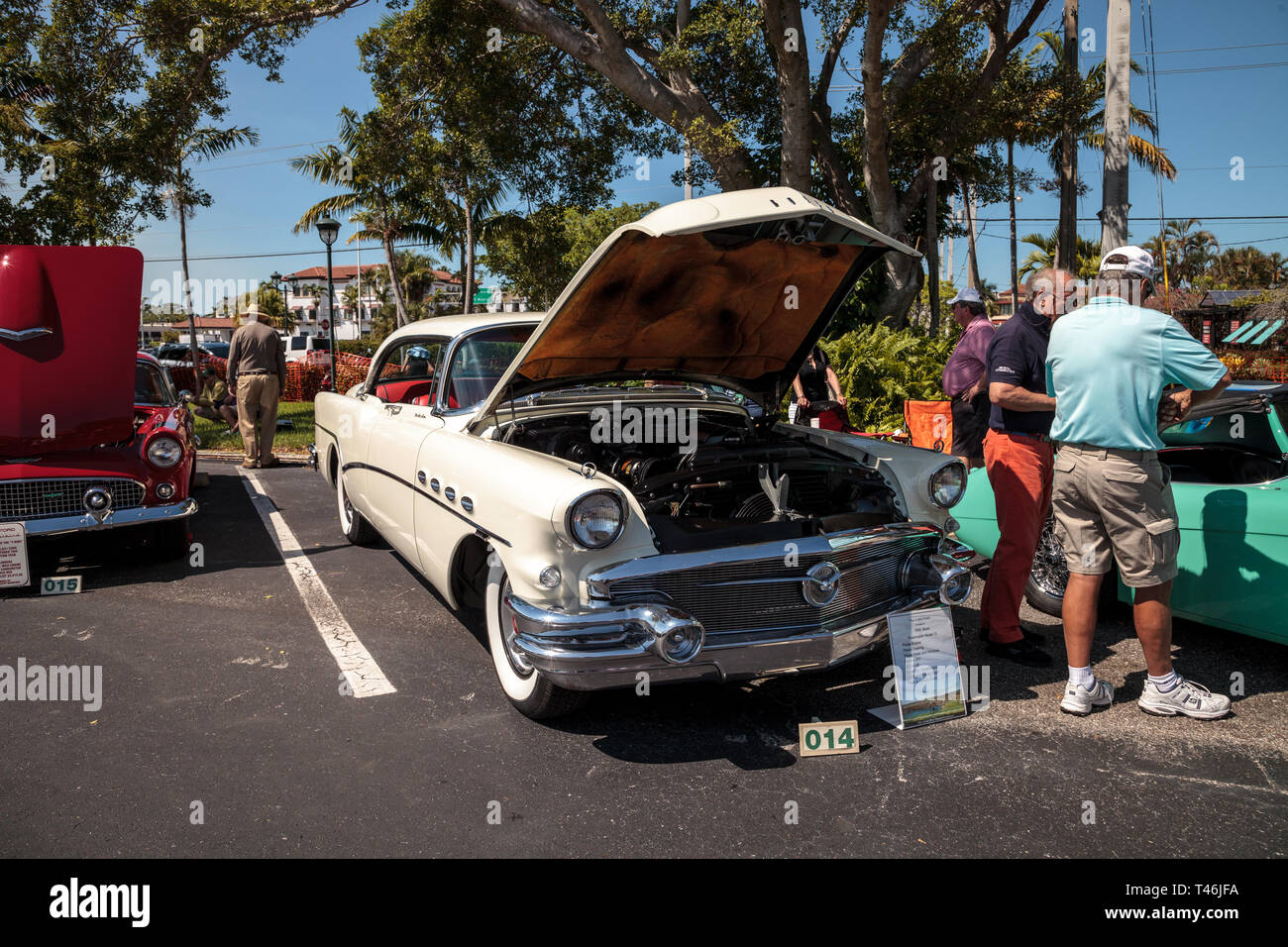 Naples, Florida, USA - März 23,2019: White 1956 Buick Roadmaster Modell 73 Auf der 32. jährlichen Neapel Depot Classic Car Show in Naples, Florida. Editor Stockfoto