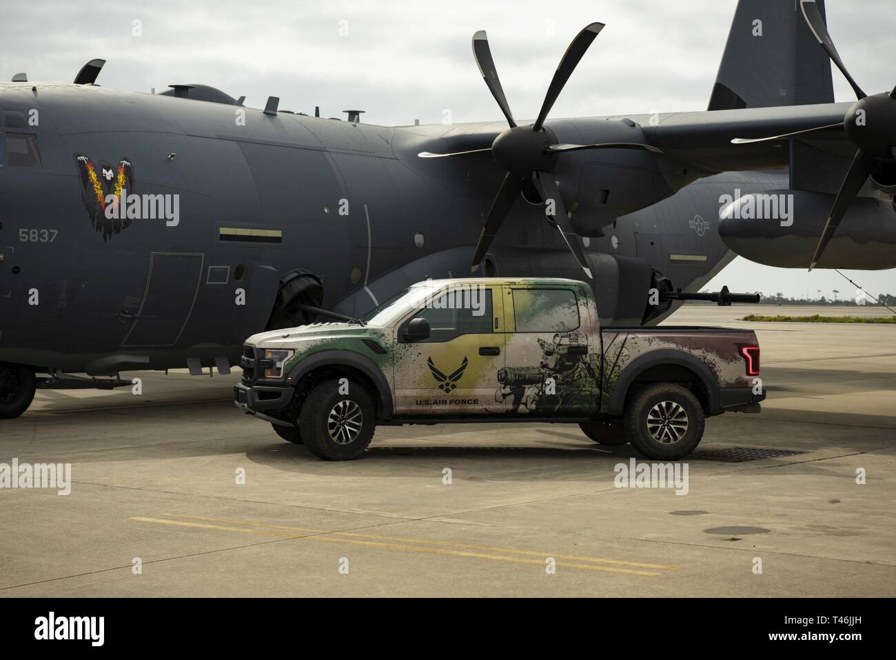 Mitglieder der 330 Recruiting Squadron besuchen Sie einen Block 30 AC-130J Ghostrider Gunship zur 4. Special Operations Squadron bei Hurlburt Field, Florida, März 13, 2019 zugeordnet. Die 330 RCS ist für die Einstellung von Frauen und Männern für schwer zu besetzende Positionen innerhalb der Special Operations und zur Bekämpfung der Support Karriere Felder gewidmet. Stockfoto