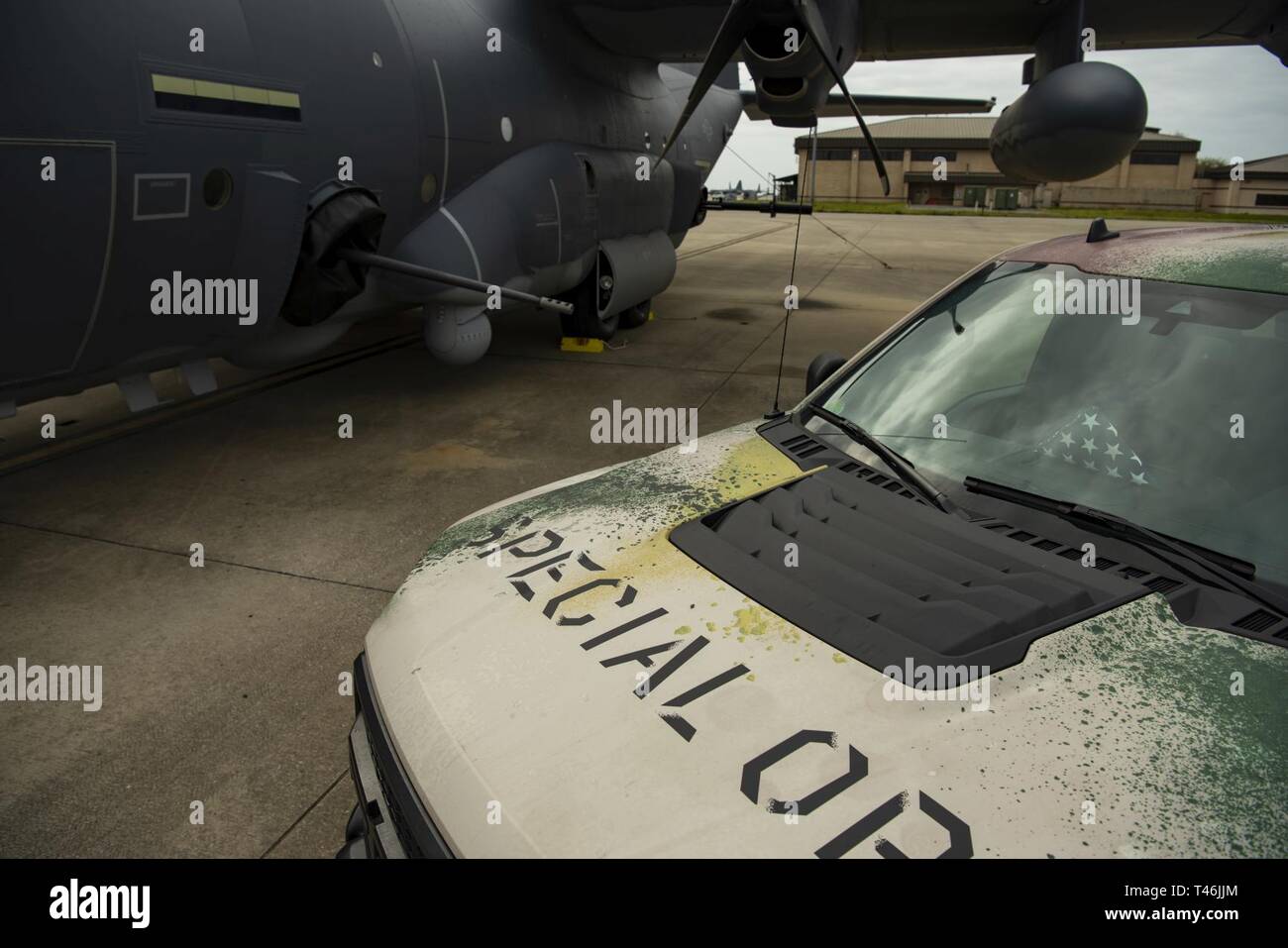 Mitglieder der 330 Recruiting Squadron besuchen Sie einen Block 30 AC-130J Ghostrider Gunship zur 4. Special Operations Squadron bei Hurlburt Field, Florida, März 13, 2019 zugeordnet. Die 330 RCS ist für die Einstellung von Frauen und Männern für schwer zu besetzende Positionen innerhalb der Special Operations und zur Bekämpfung der Support Karriere Felder gewidmet. Stockfoto