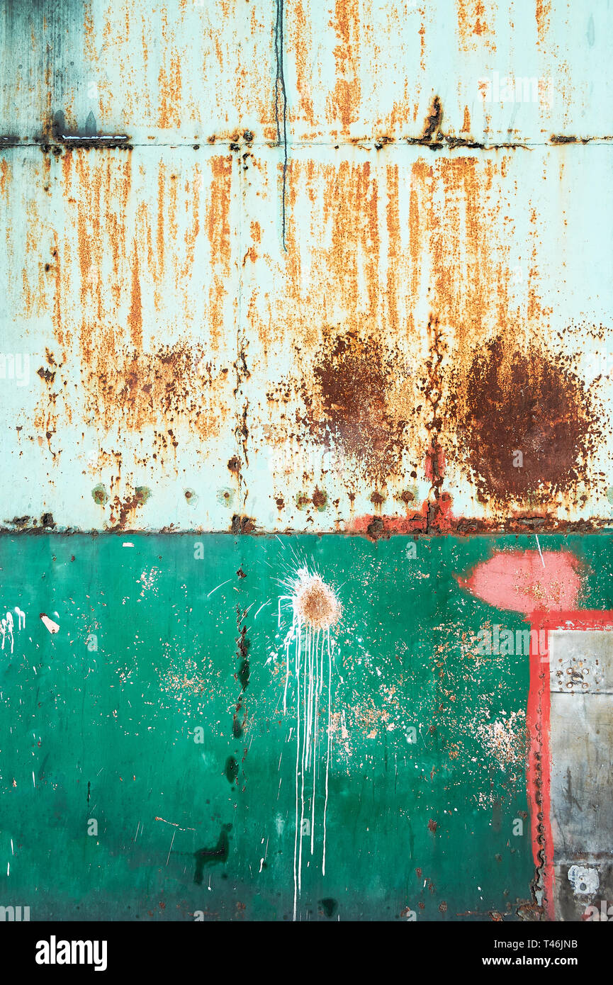 Bunte alten rostigen Eingang Metal Gate dargestellt in Iloilo City, Philippinen, tagsüber. Hinter dem Tor ist ein industrieller Unternehmen. Stockfoto